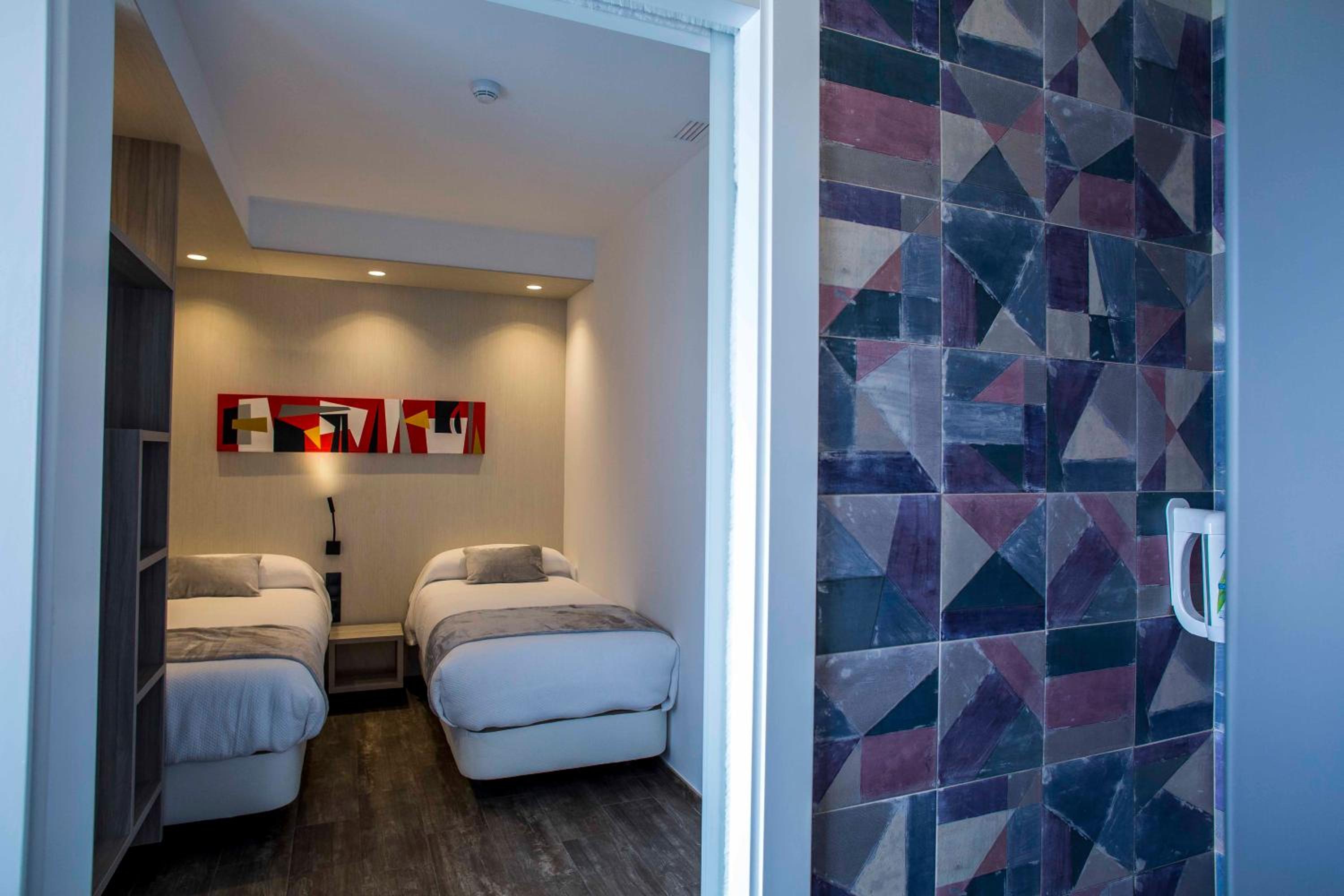 Twin Room with Private Bathroom - Photo 26