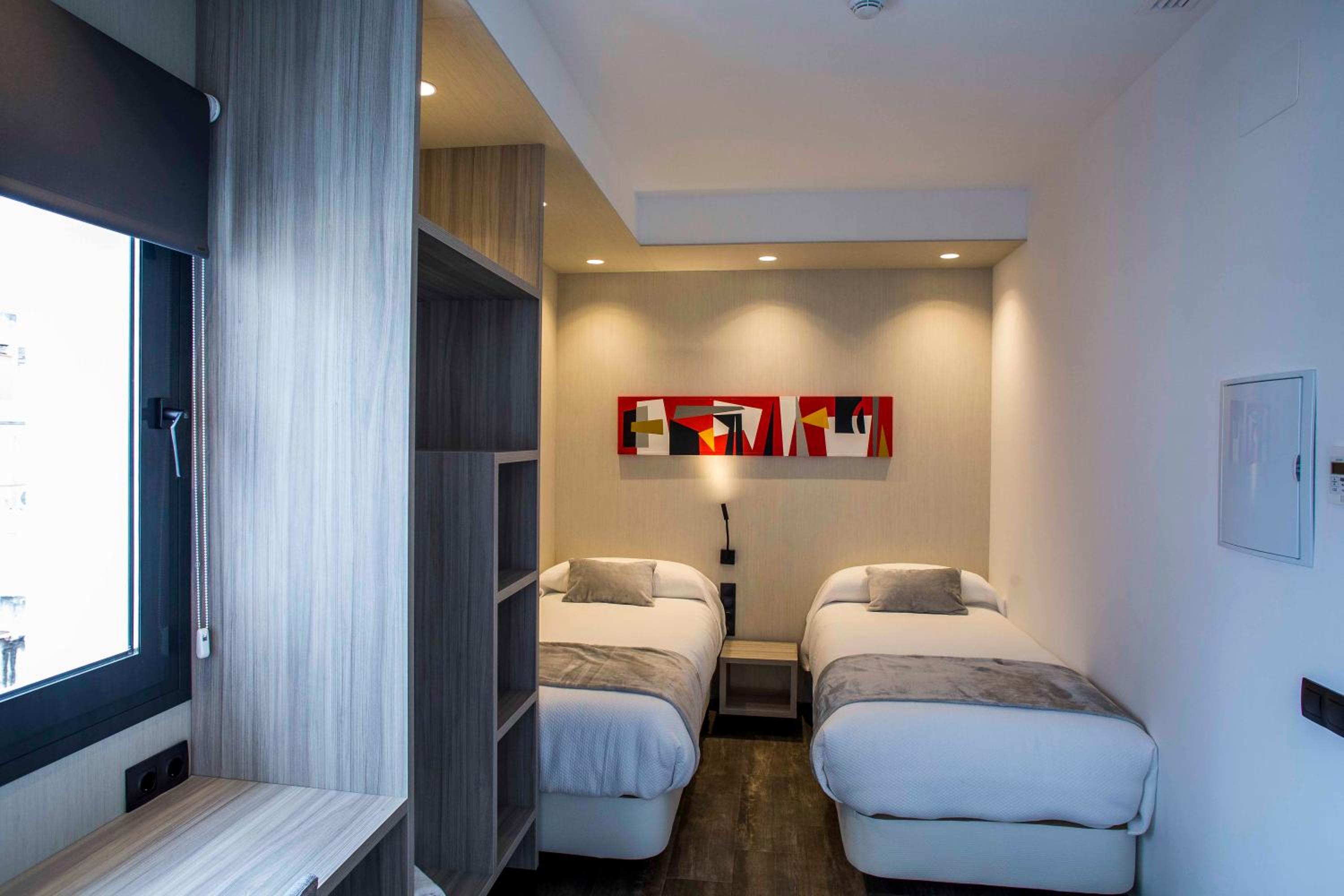 Twin Room with Private Bathroom - Photo 31