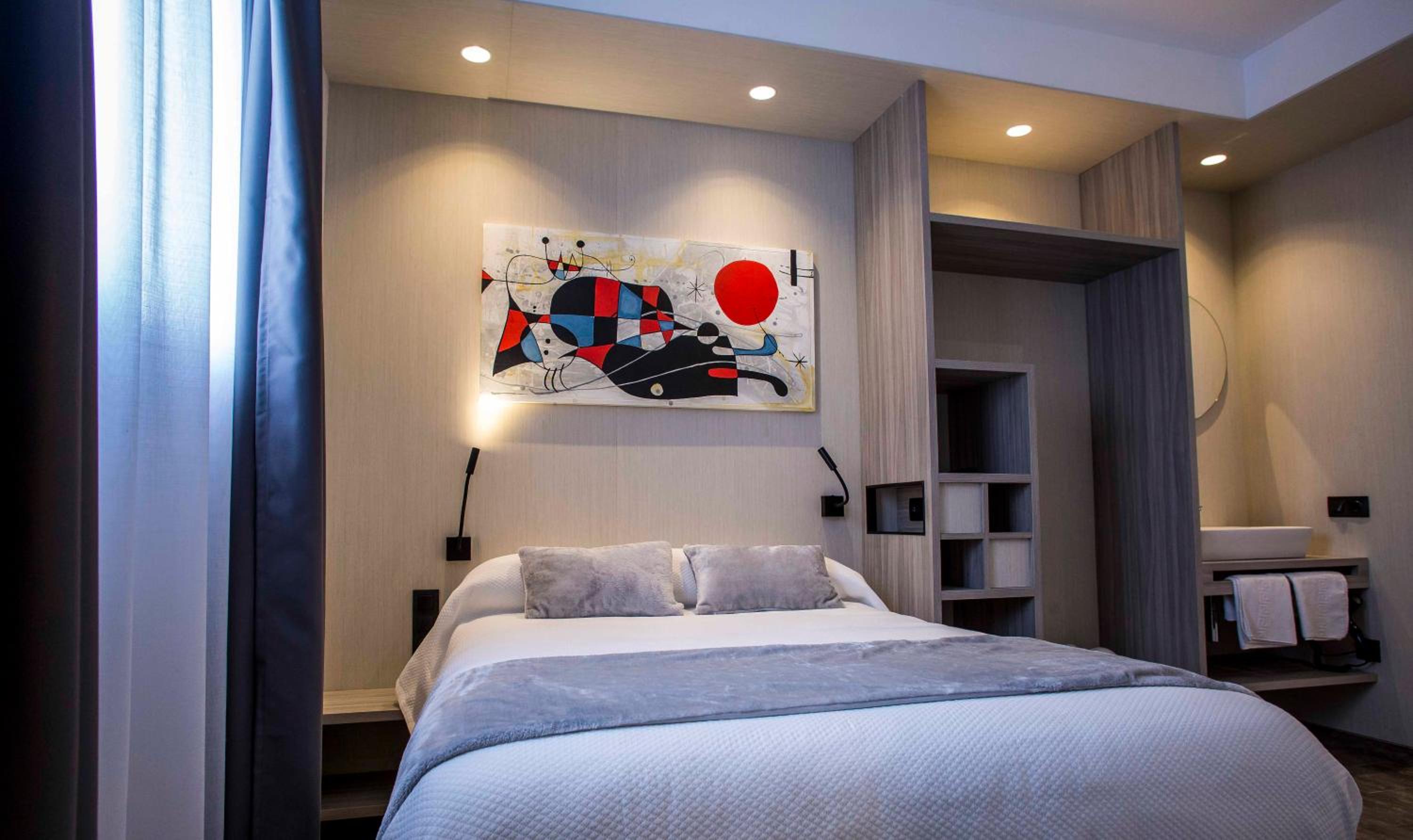 Queen Room with Private Bathroom - Photo 21