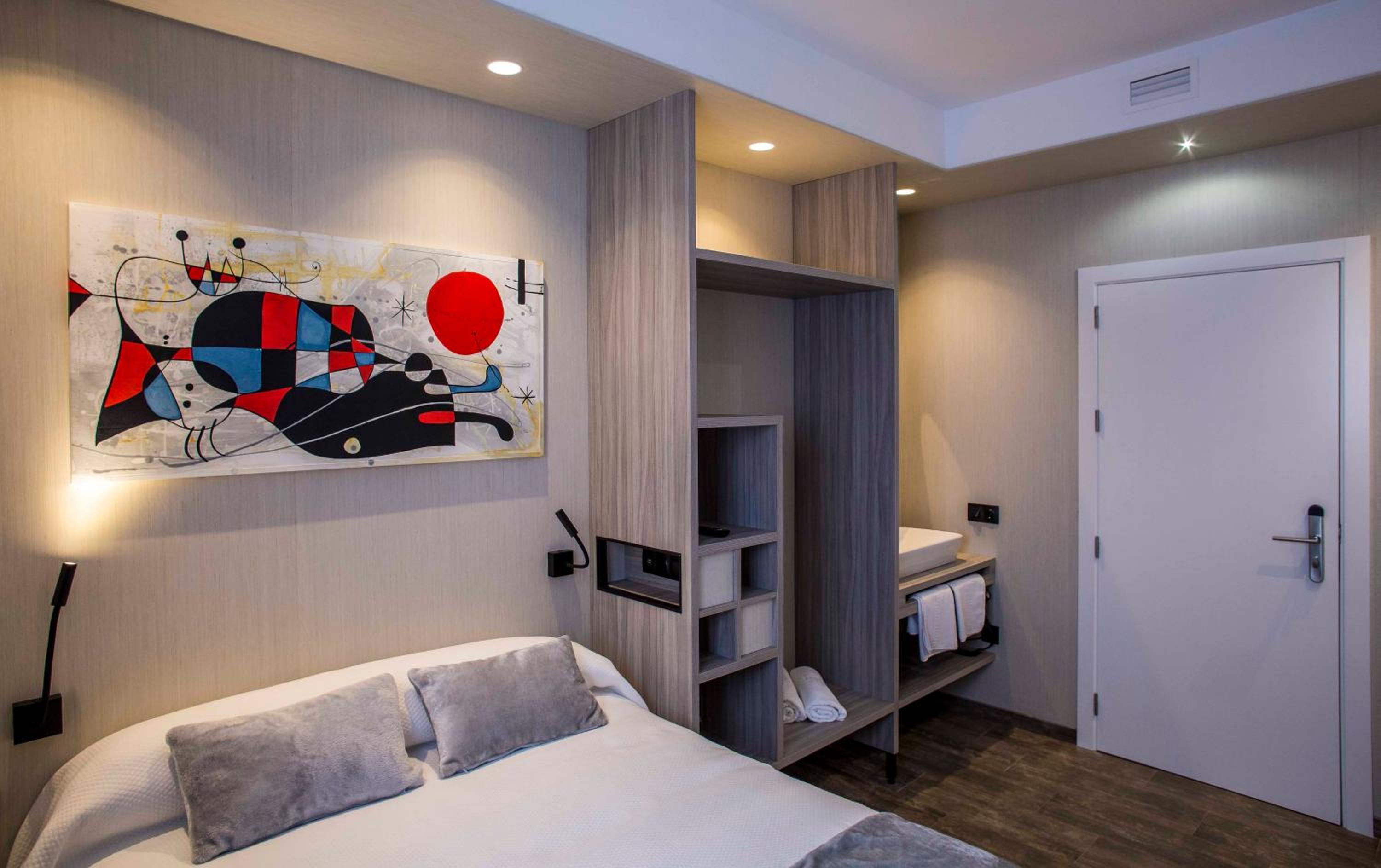 Queen Room with Private Bathroom - Photo 20