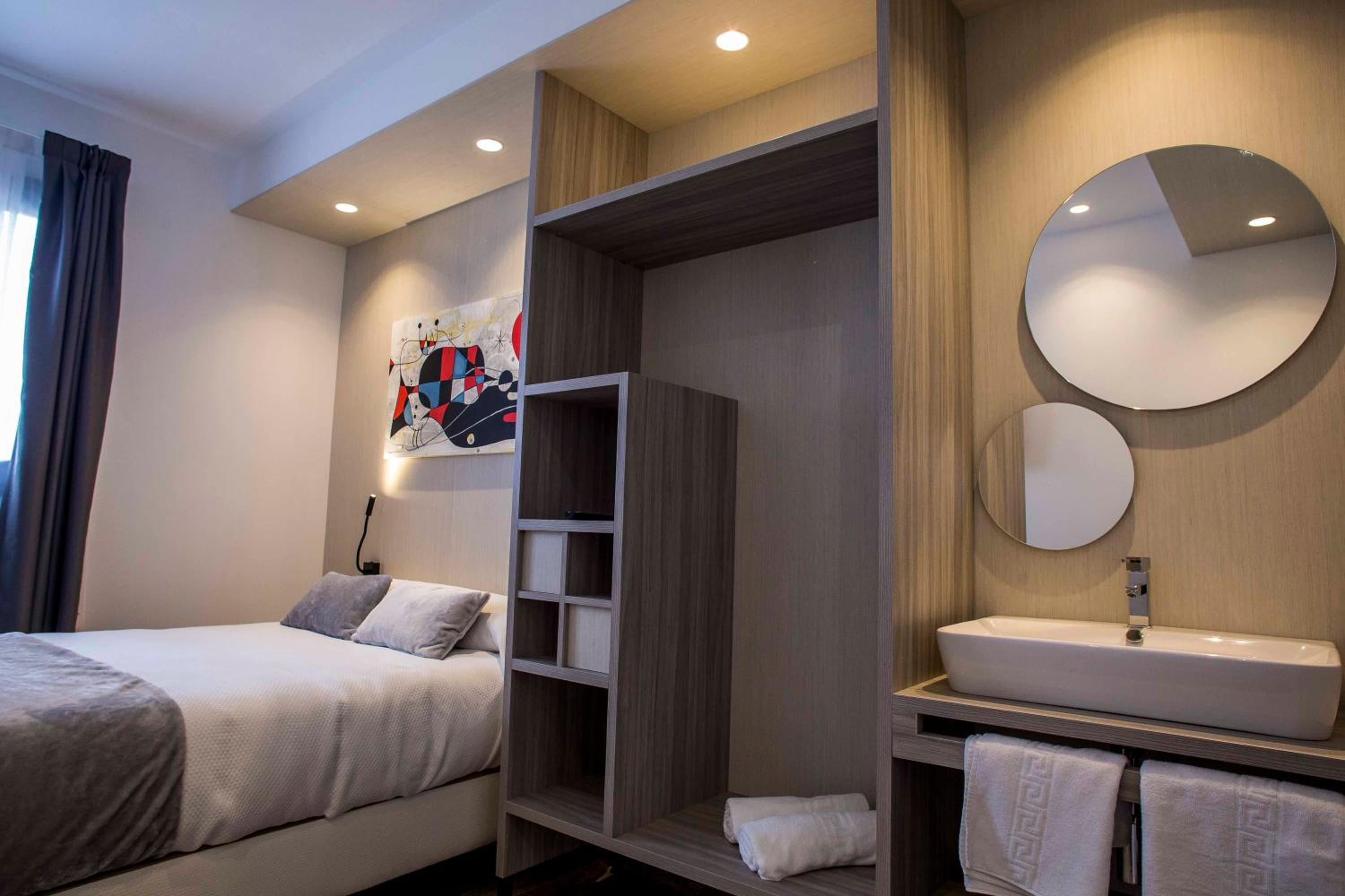 Queen Room with Private Bathroom - Photo 5
