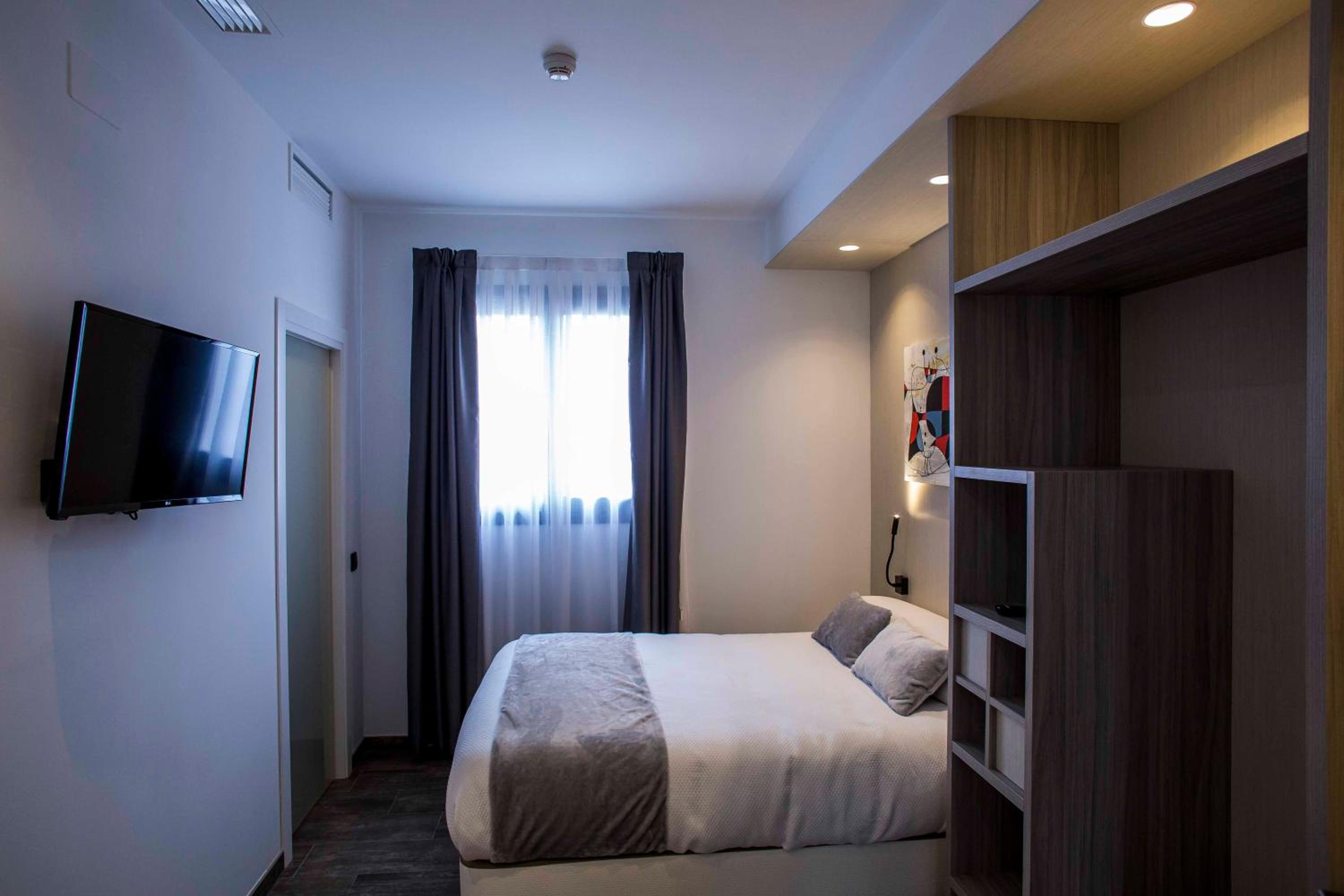 Queen Room with Private Bathroom - Photo 6