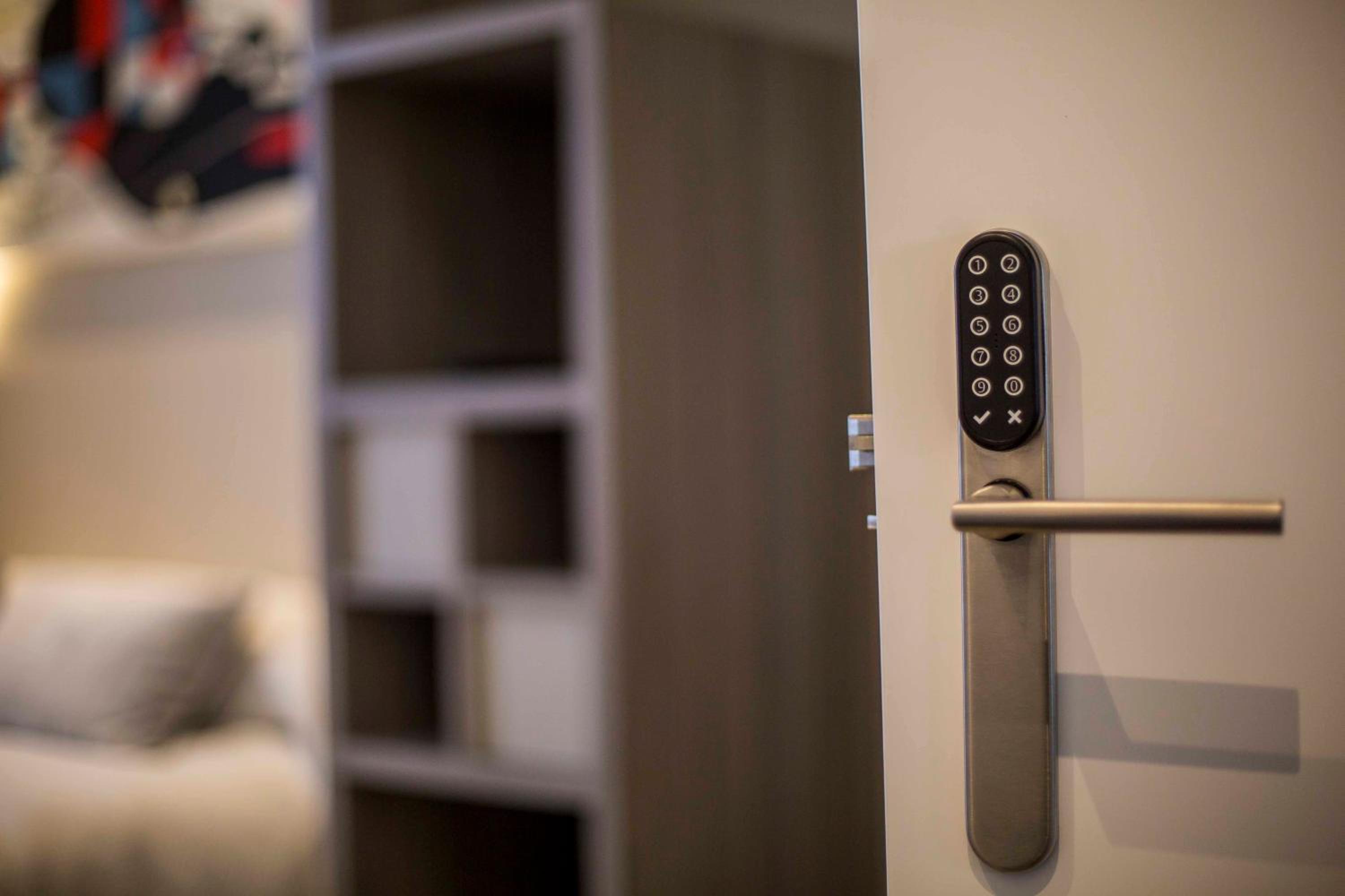 Twin Room with Private Bathroom - Photo 45