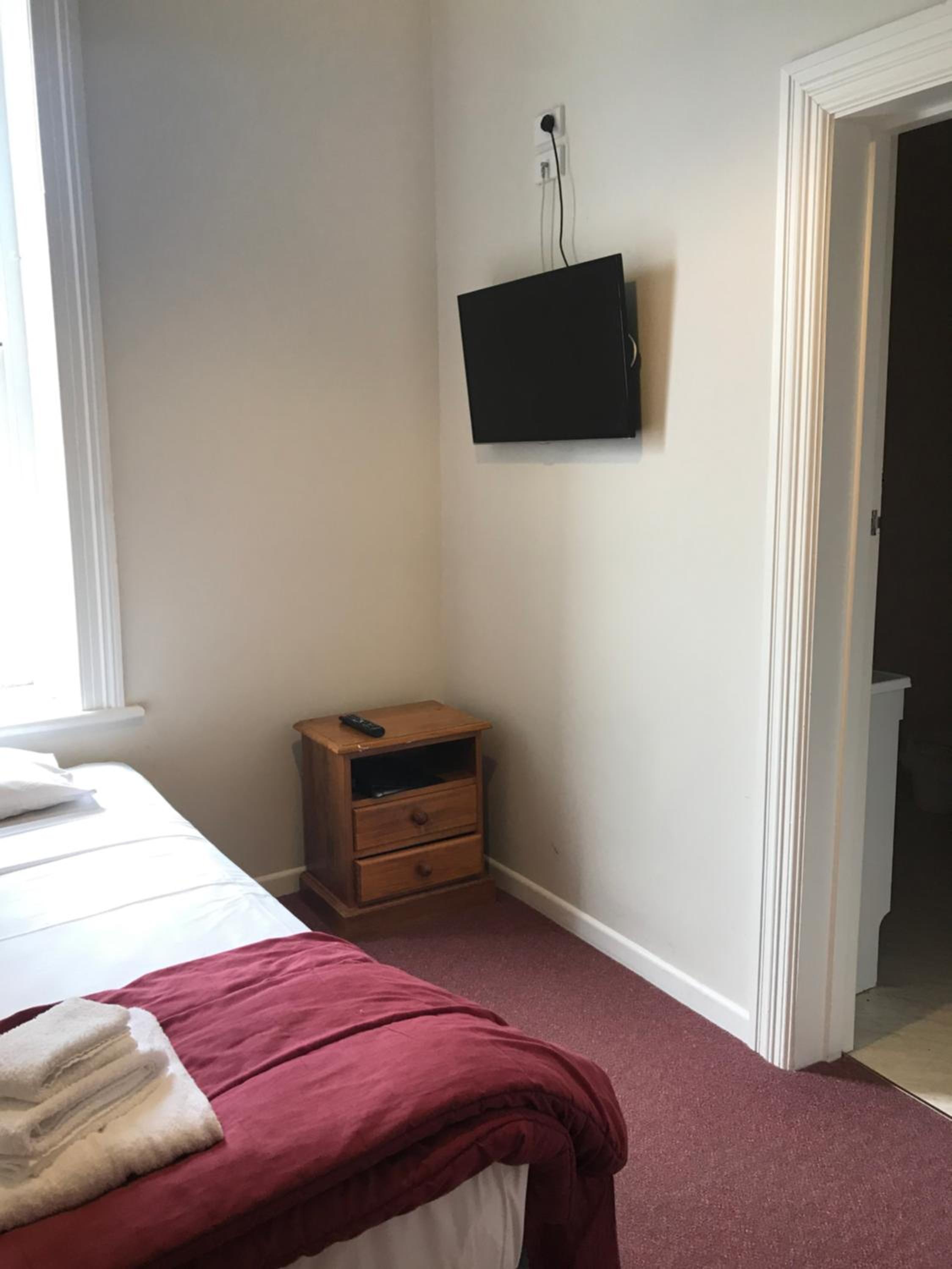 Single Room with Bathroom photo 2