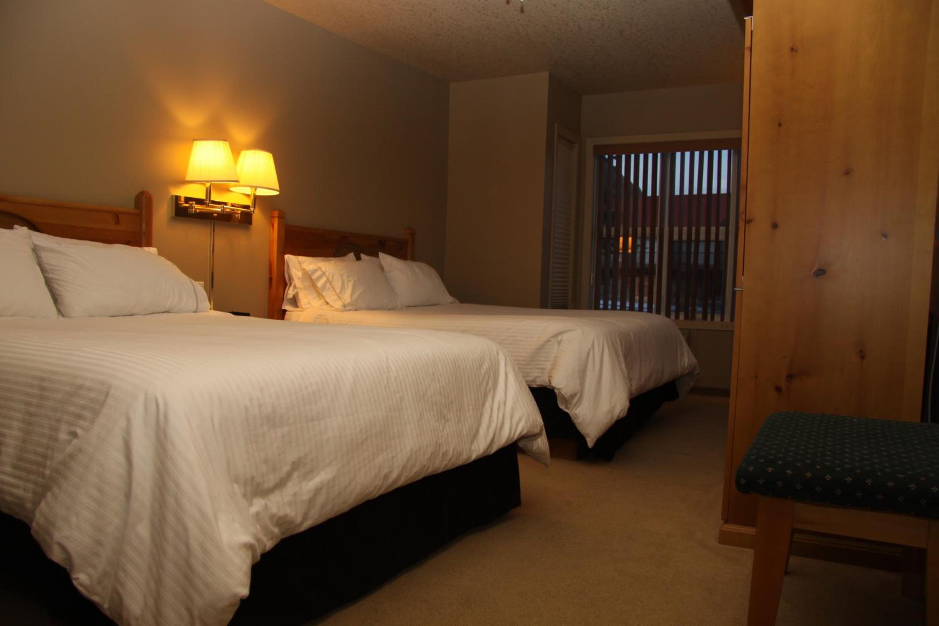 Queen Room with Two Queen Beds - Photo 18