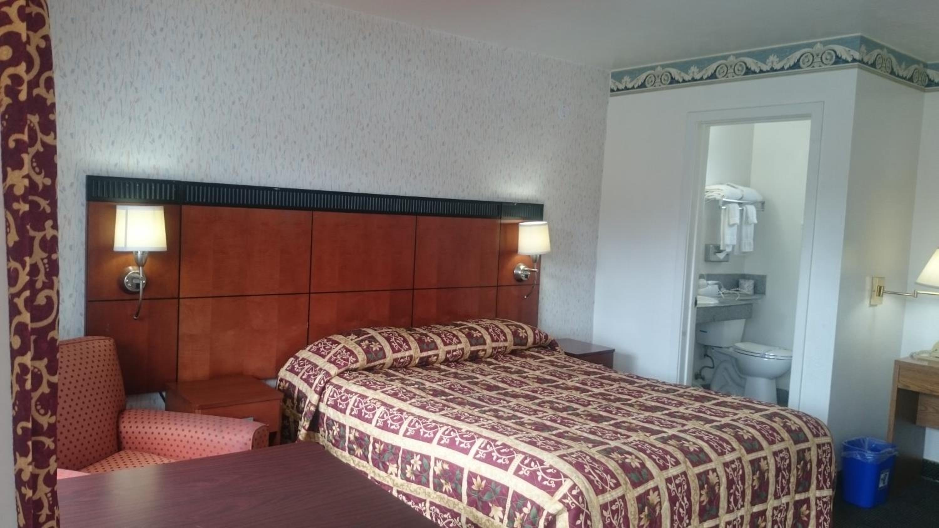 Queen Room - Non-Smoking - Photo 1