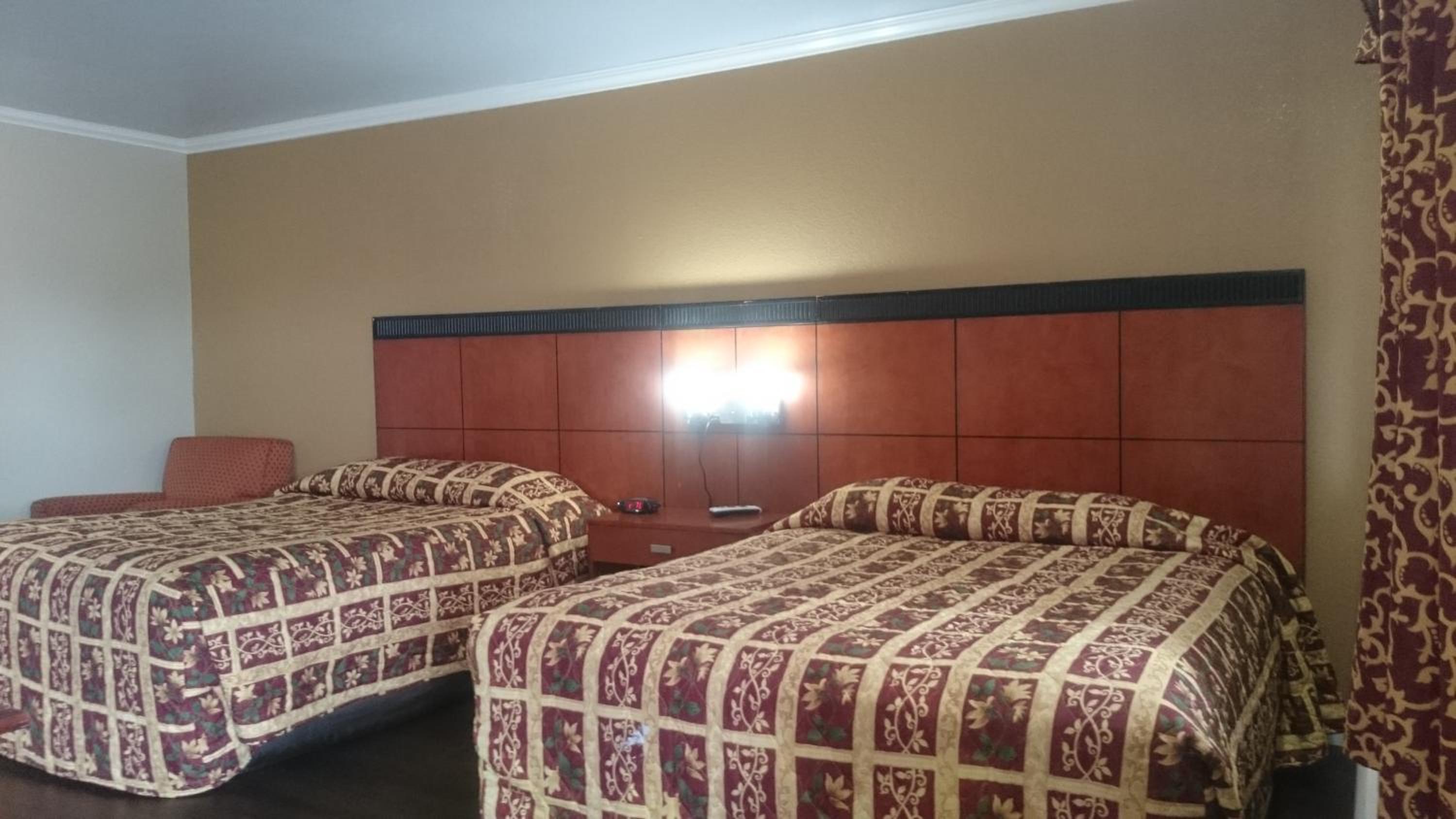 Queen Room with Two Queen Beds - Non-Smoking - Photo 1