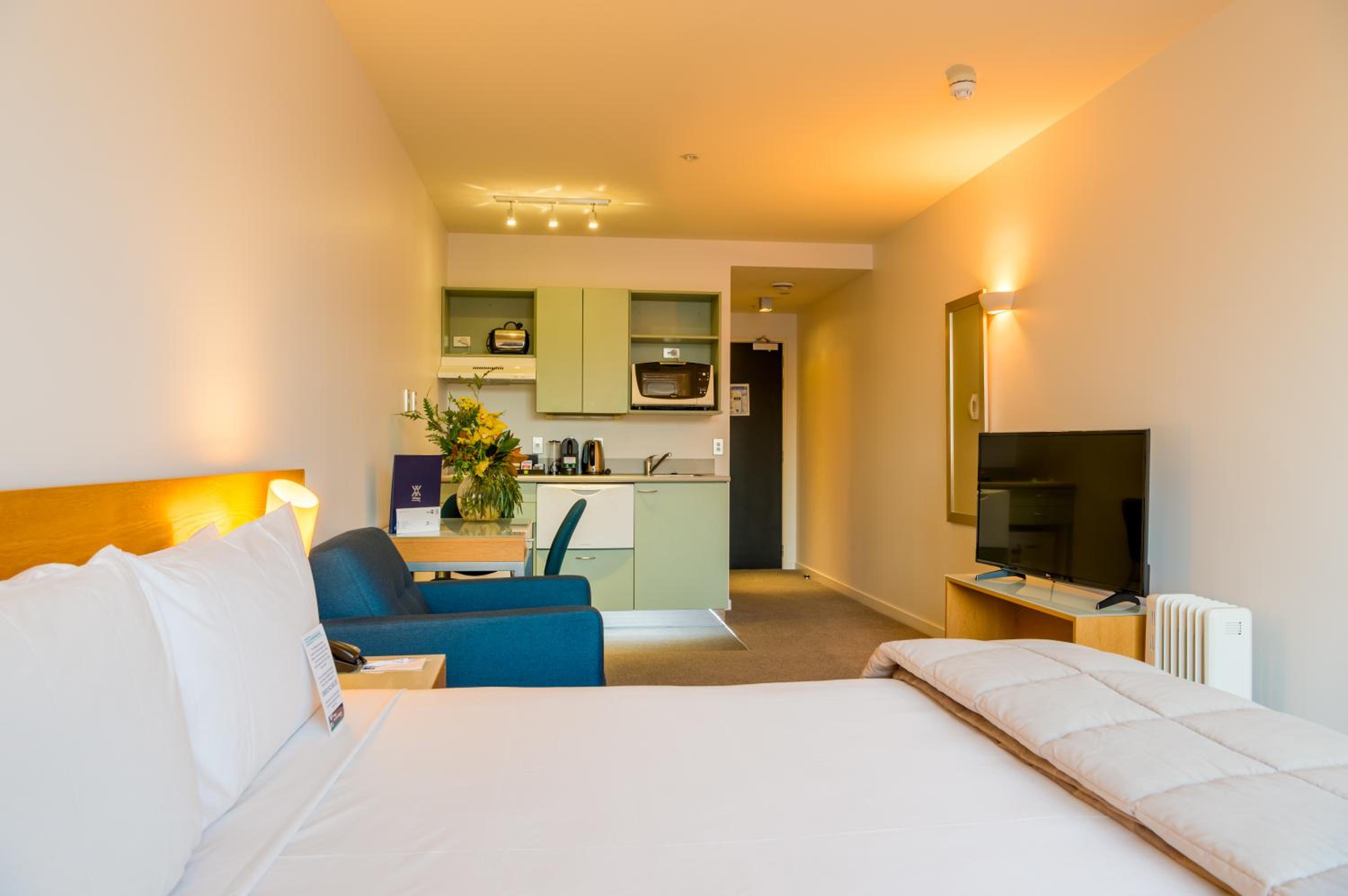 Studio Apartment thumbnail 6