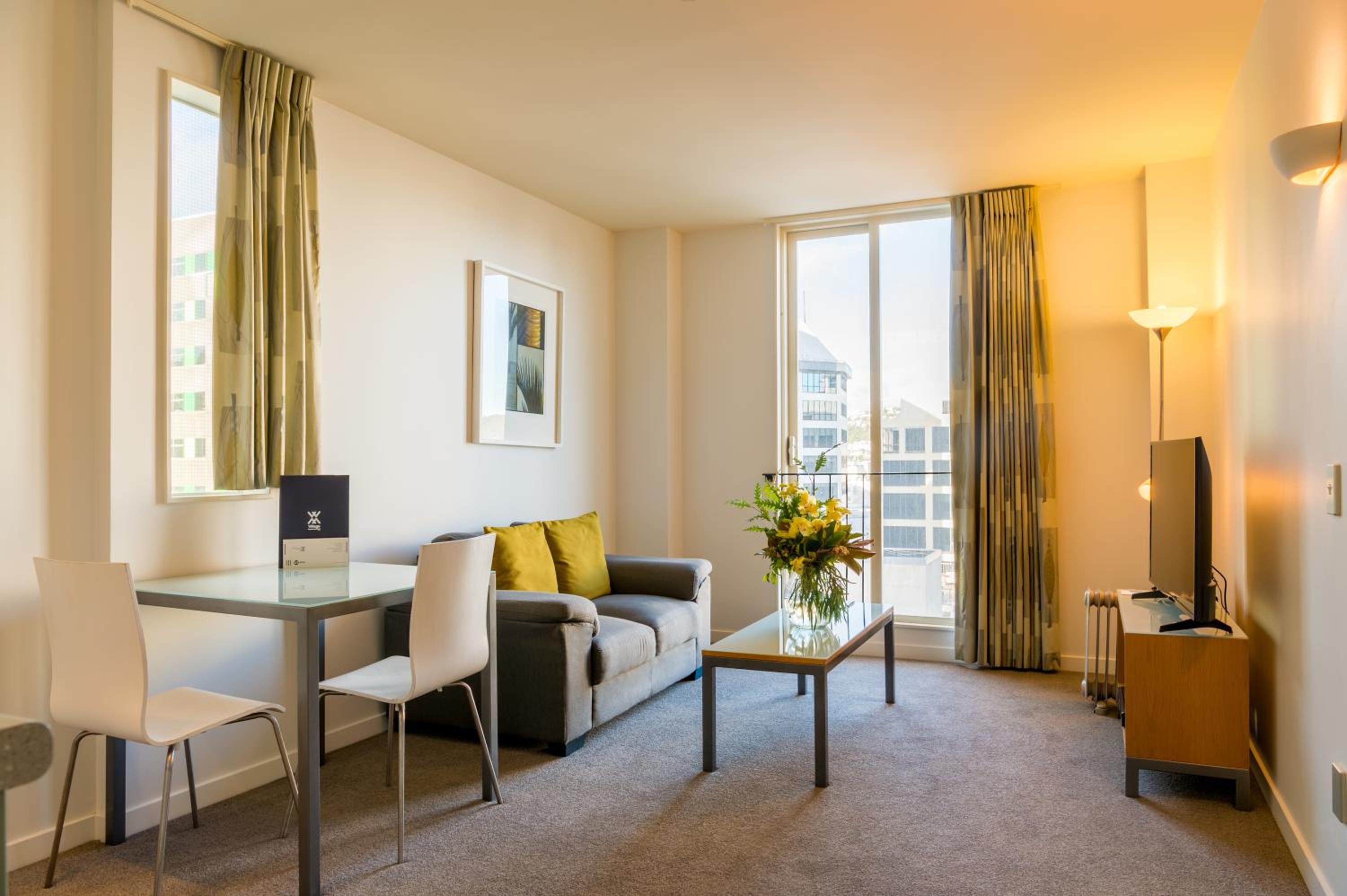 Queen One-Bedroom Apartment thumbnail 6