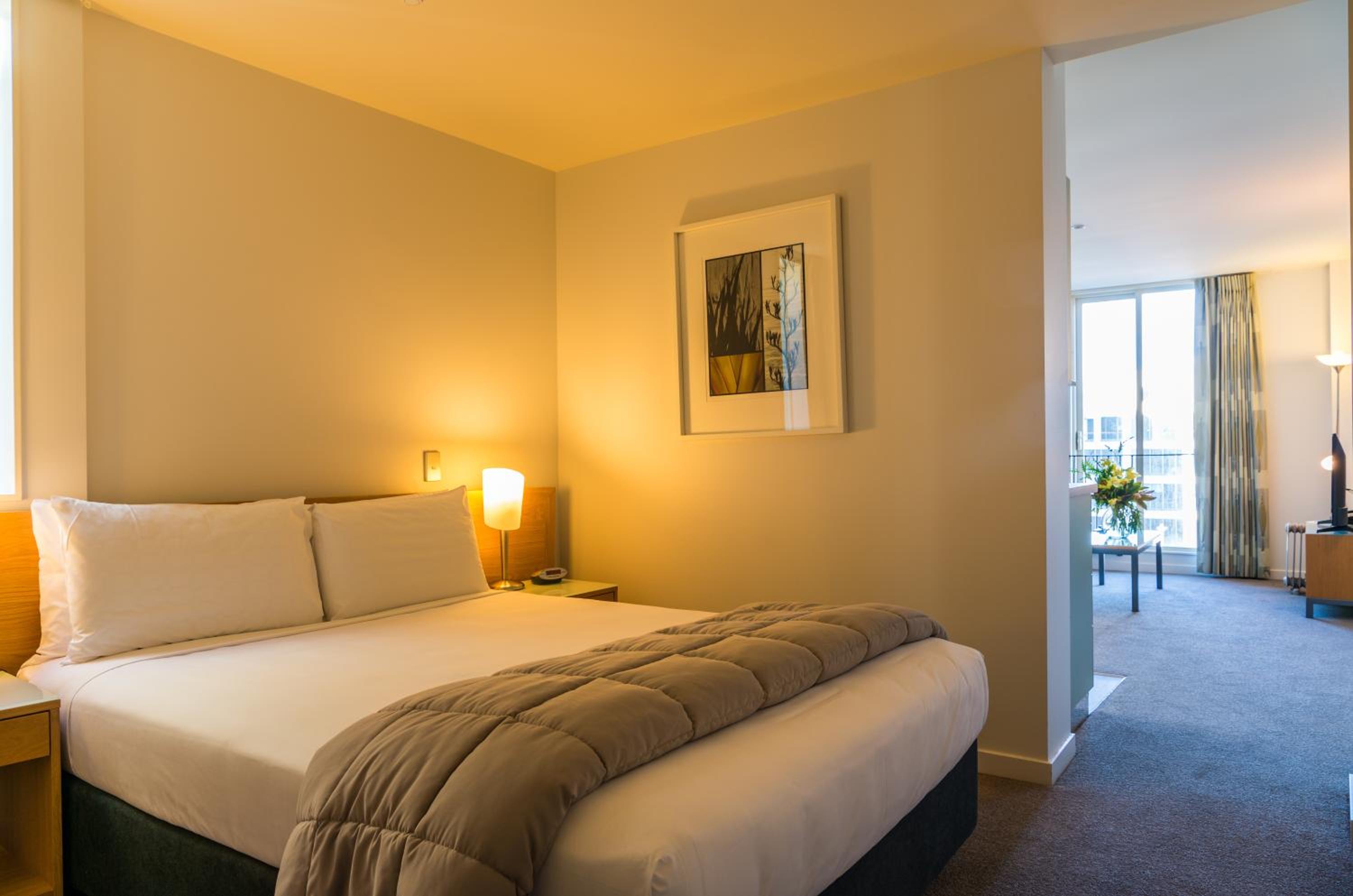 Queen One-Bedroom Apartment thumbnail 5