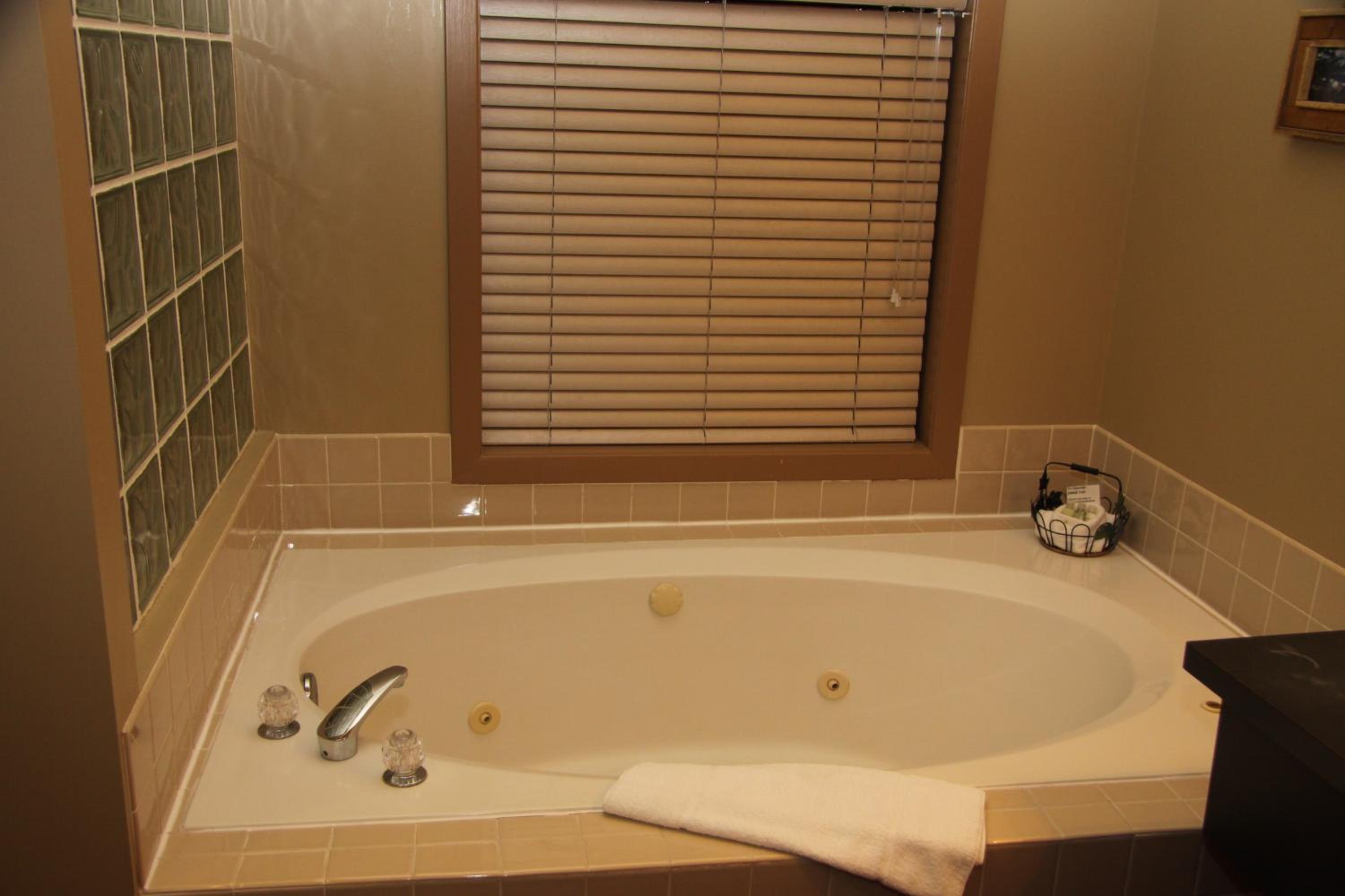 Deluxe King Room - Photo 12