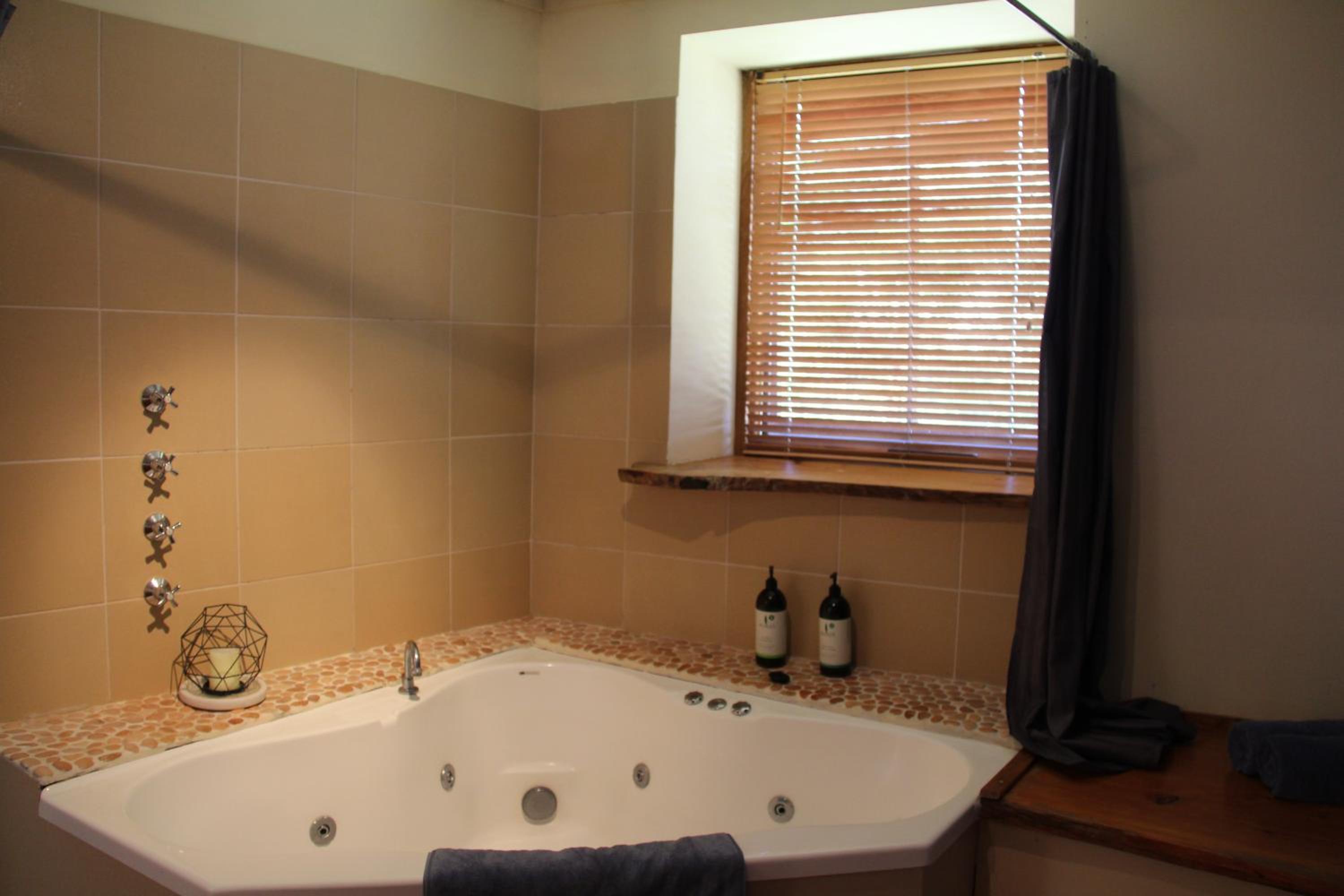 Berry Patch Luxury Two-Bedroom Studio with Spa Bath photo 3
