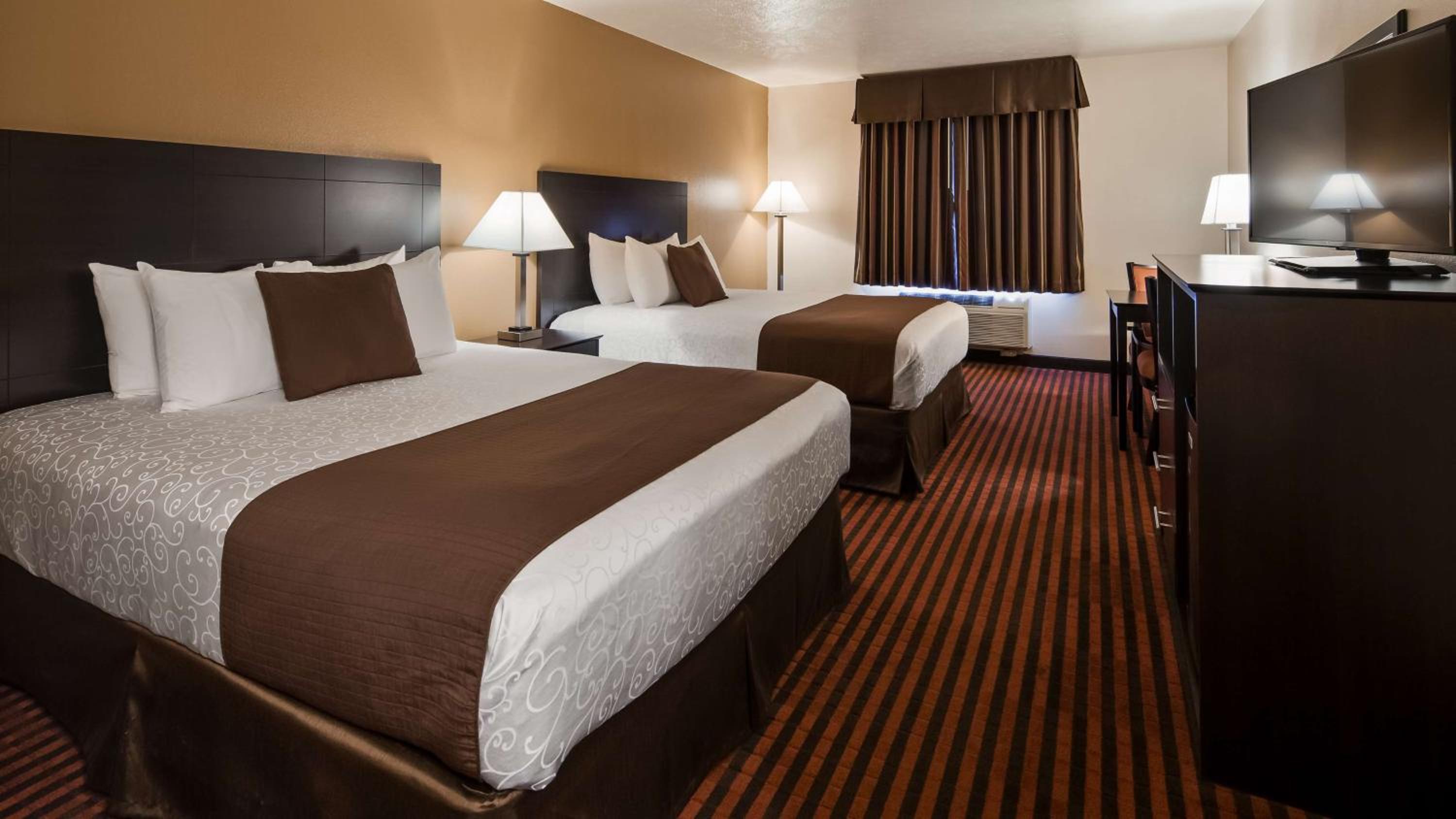 Queen Room with Two Queen Beds - Non-Smoking - Photo 2