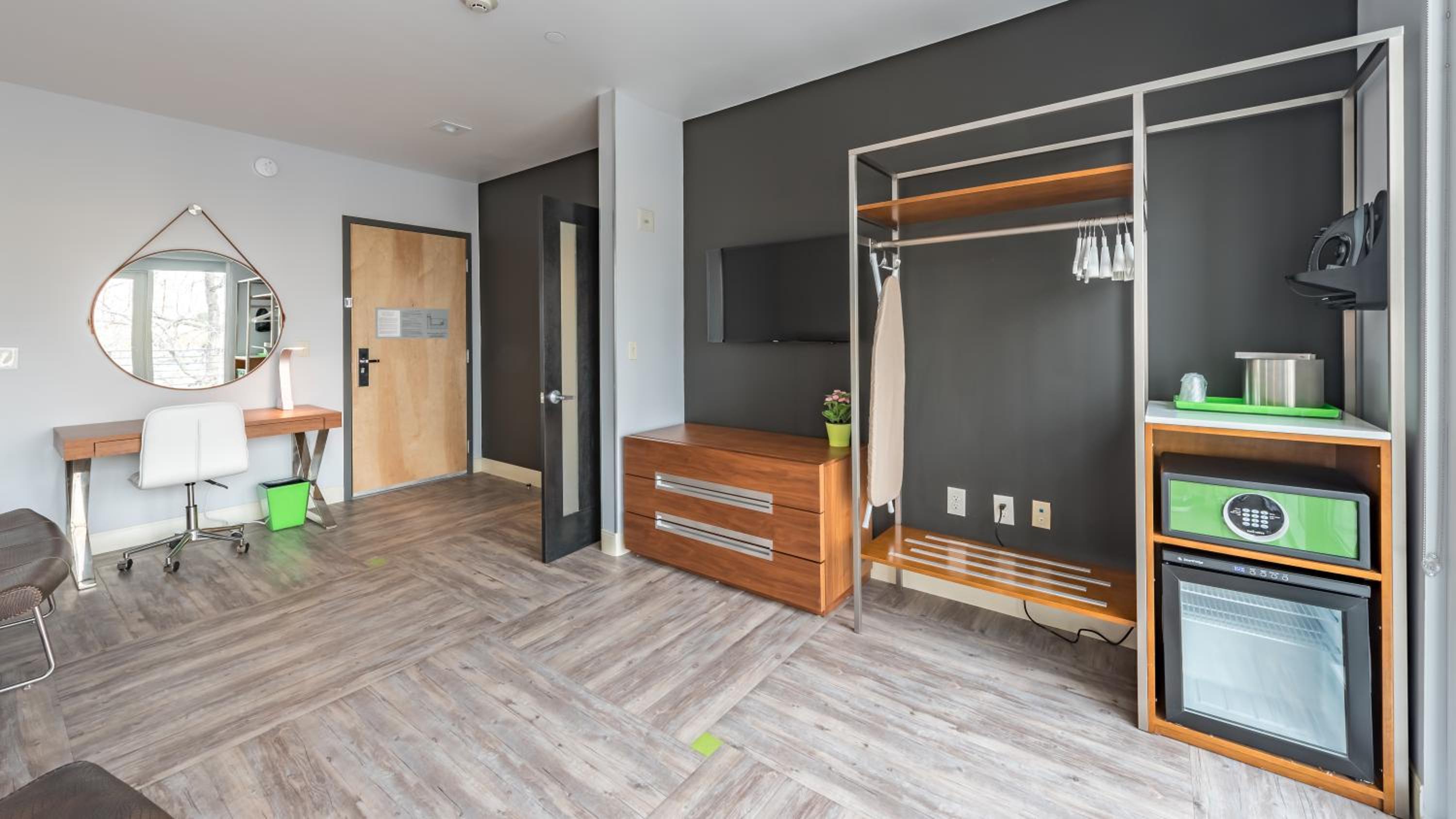 Deluxe Two Queen Room with Balcony photo 3