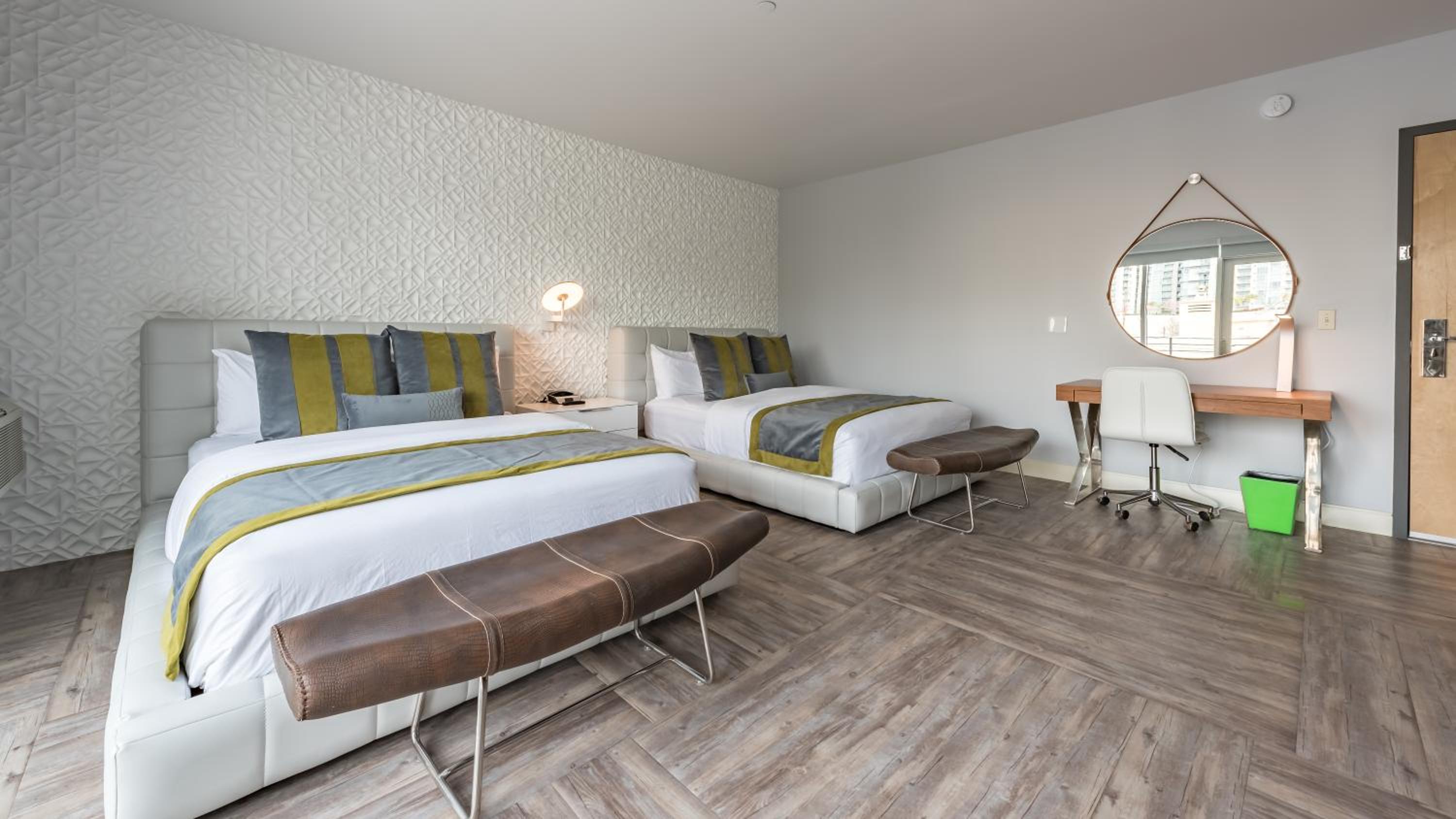 Deluxe Two Queen Room with Balcony photo 2
