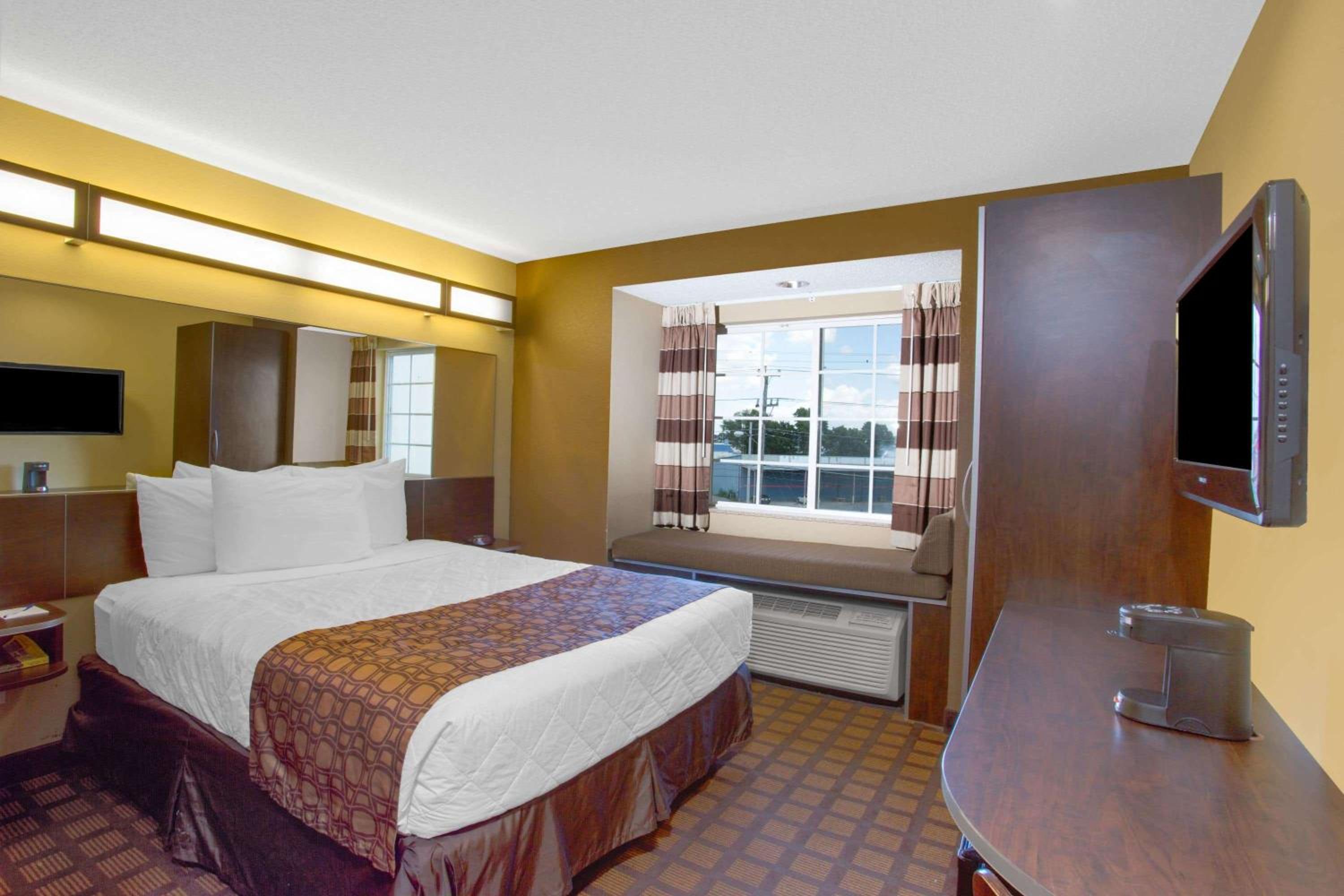 Queen Room - Non-Smoking - Photo 7