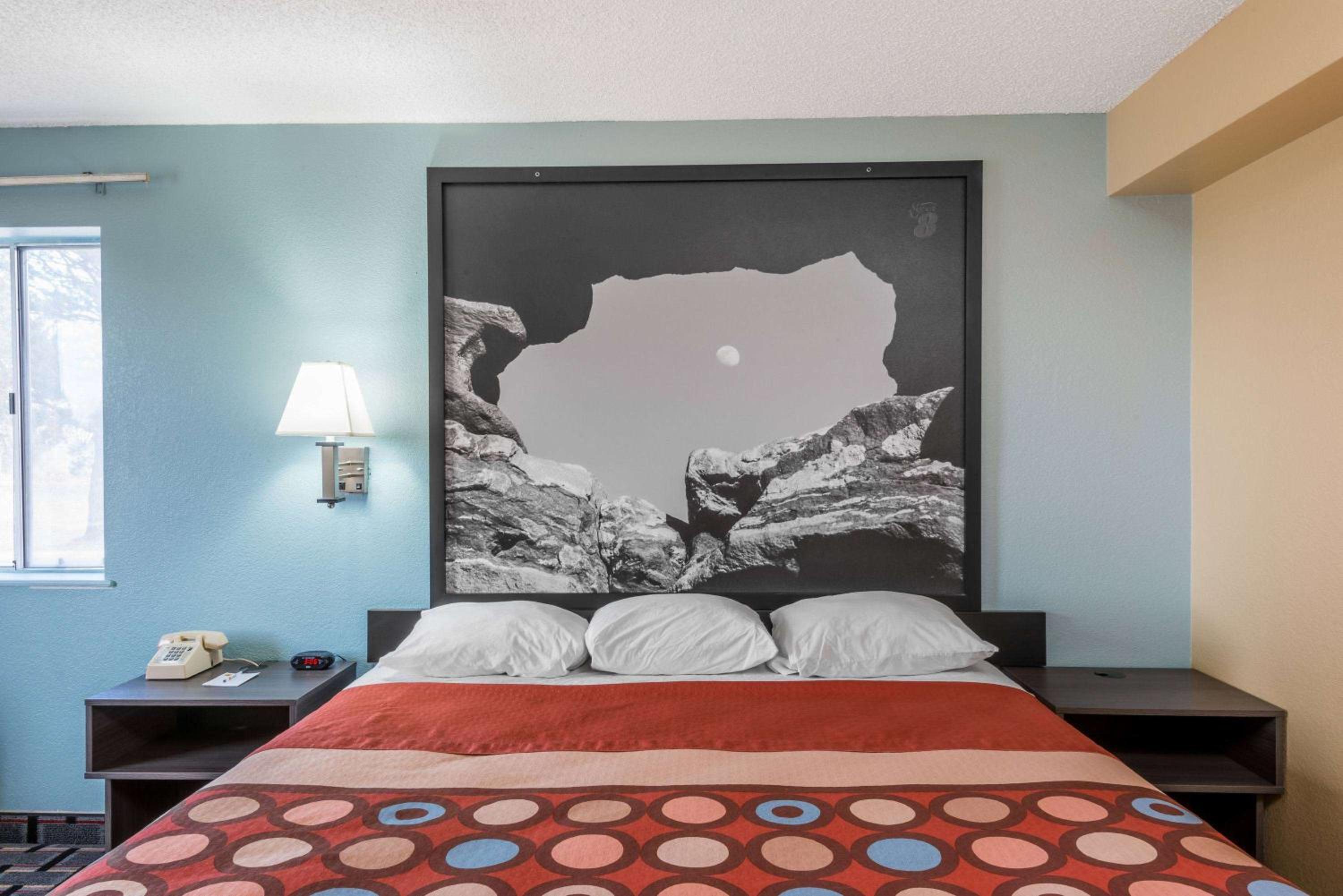 King Room - Non-Smoking - Photo 1