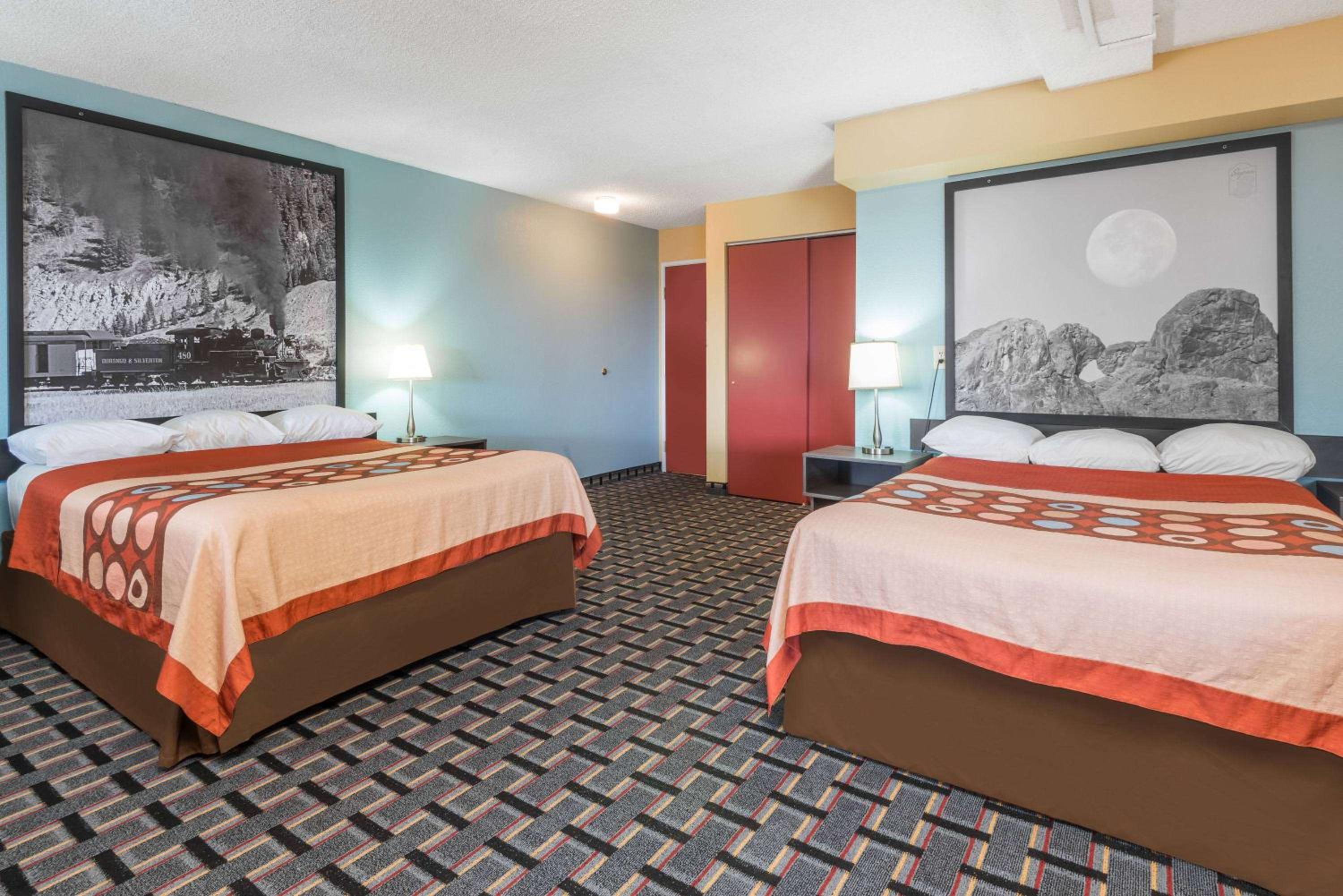 Deluxe Queen Room with Two Queen Beds - Non-Smoking - Photo 5