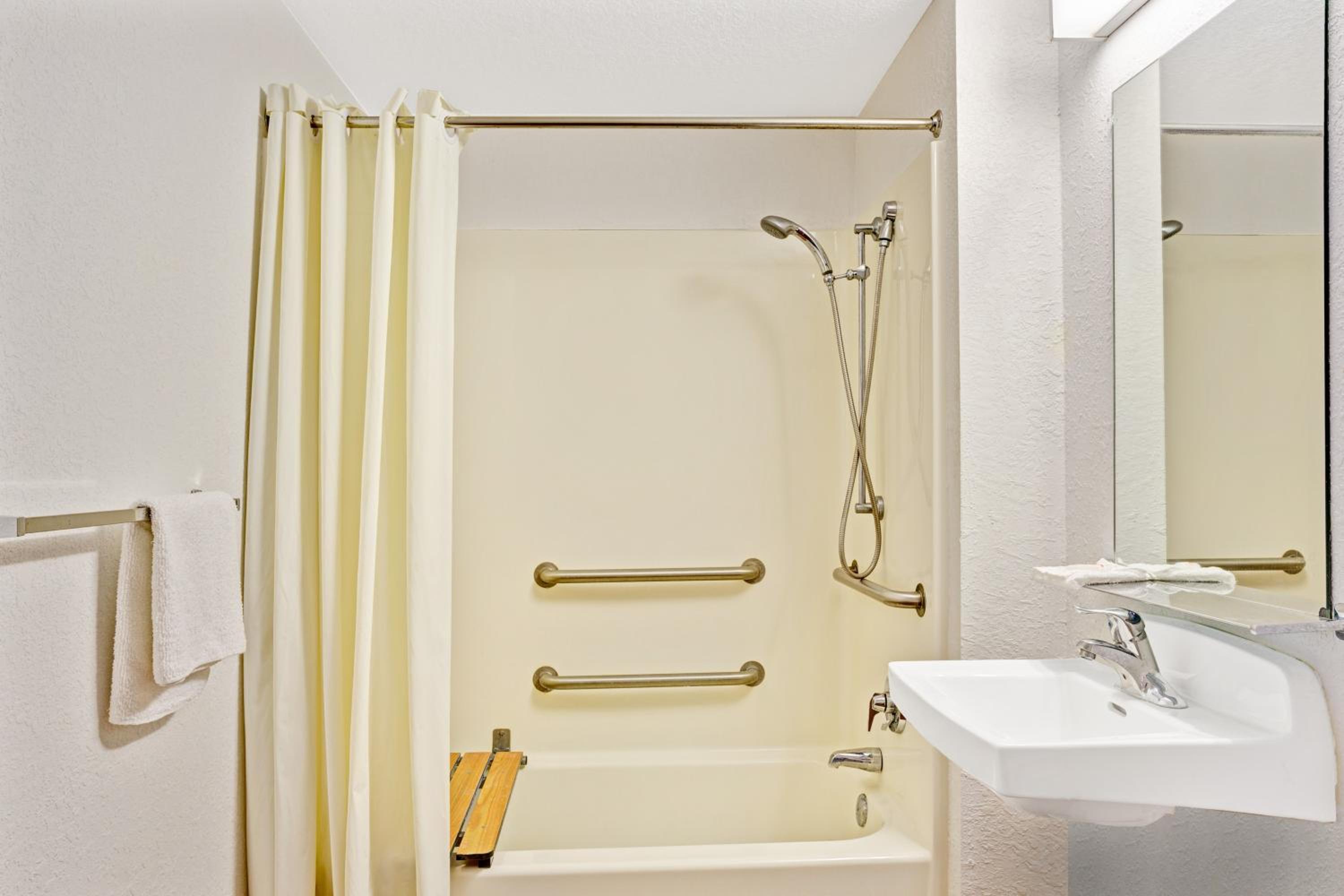 King Room - Non-Smoking photo 2