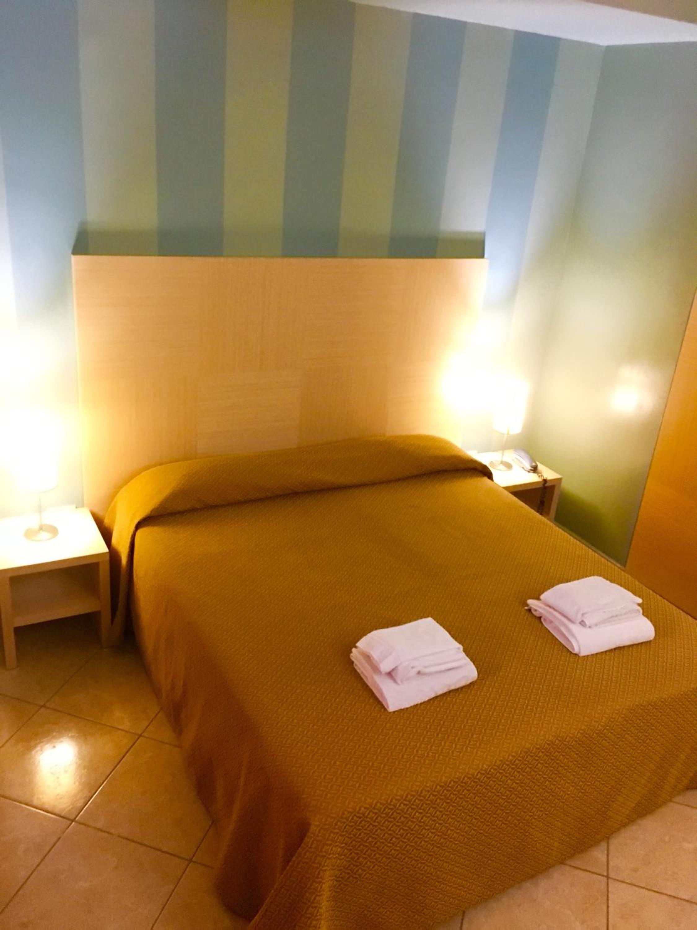 Double Room with Balcony - Photo 11