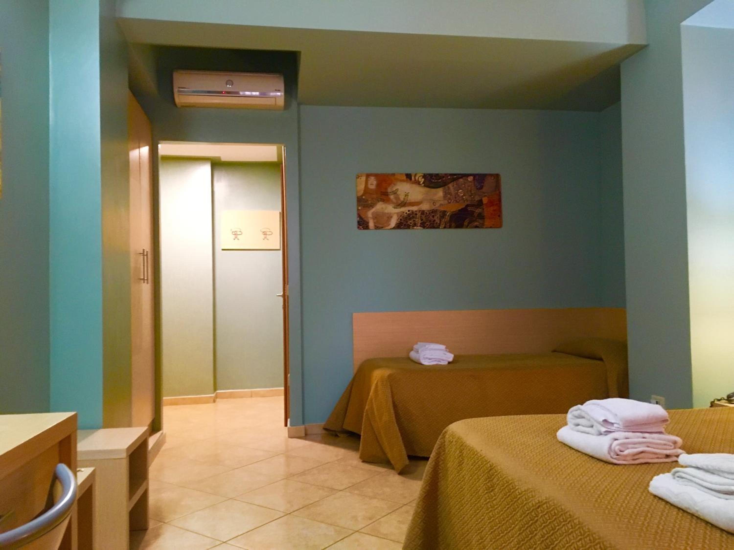 Quadruple Room with Shower - Photo 1