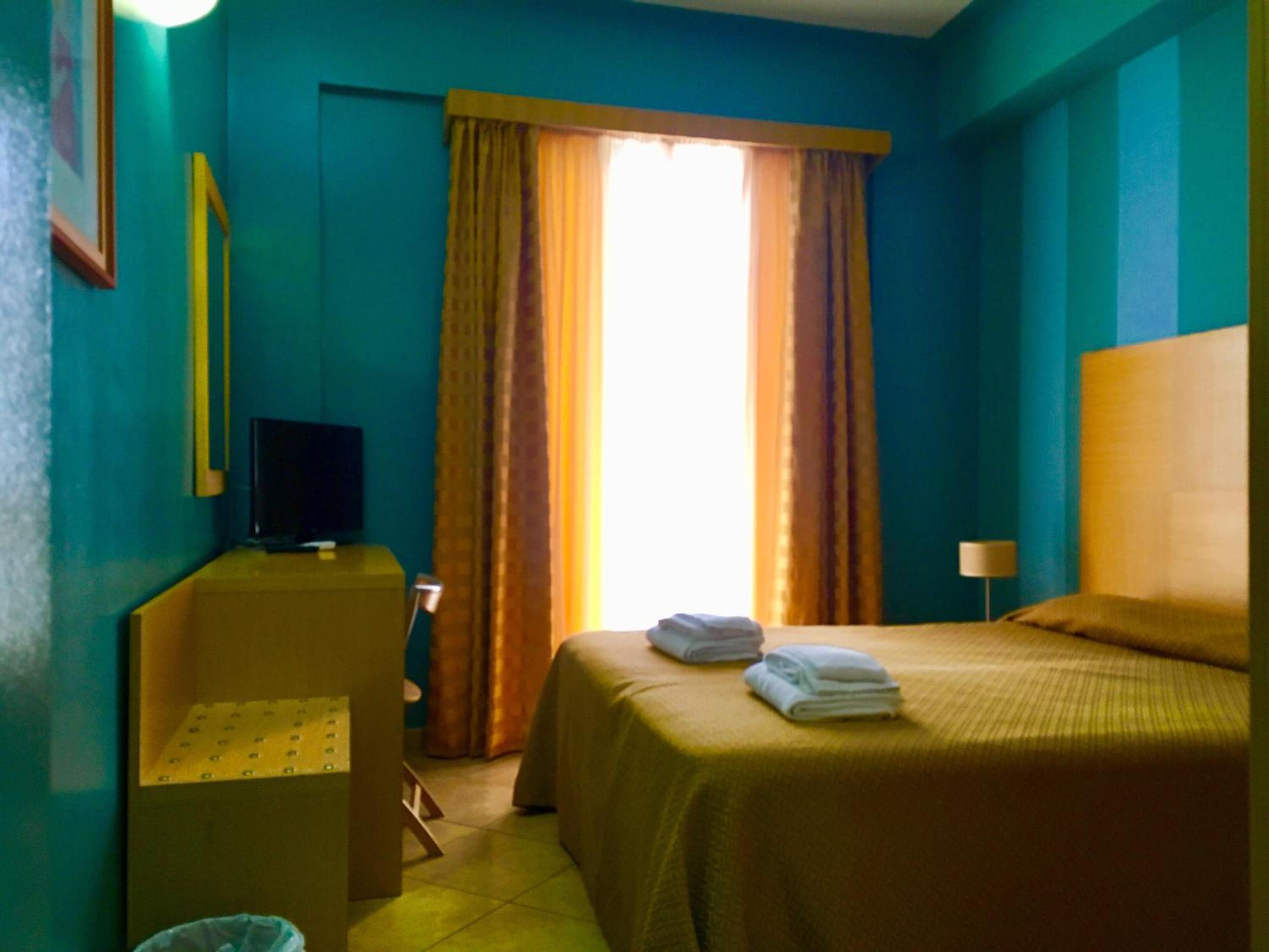 Double Room with Balcony - Photo 10