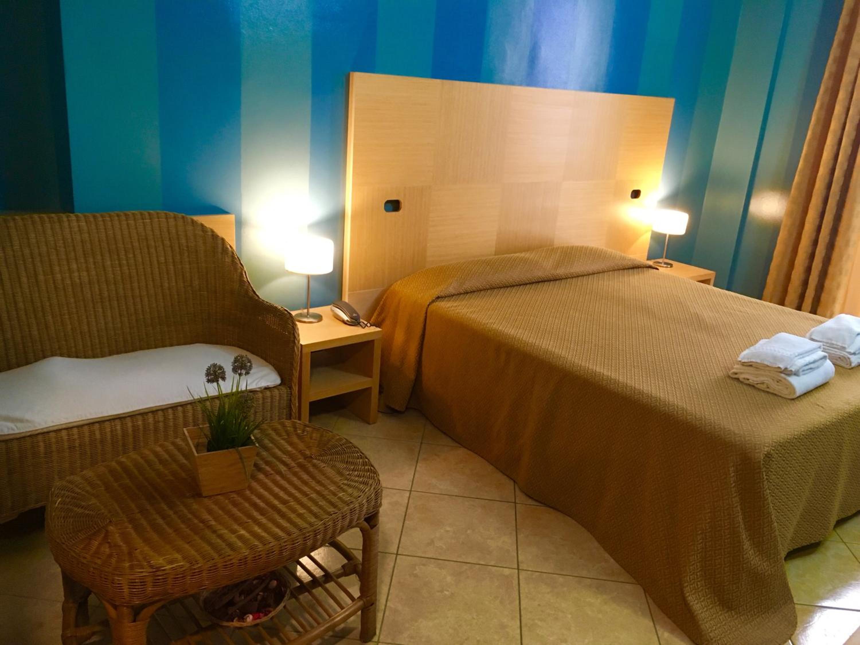 Double Room with Balcony - Photo 7