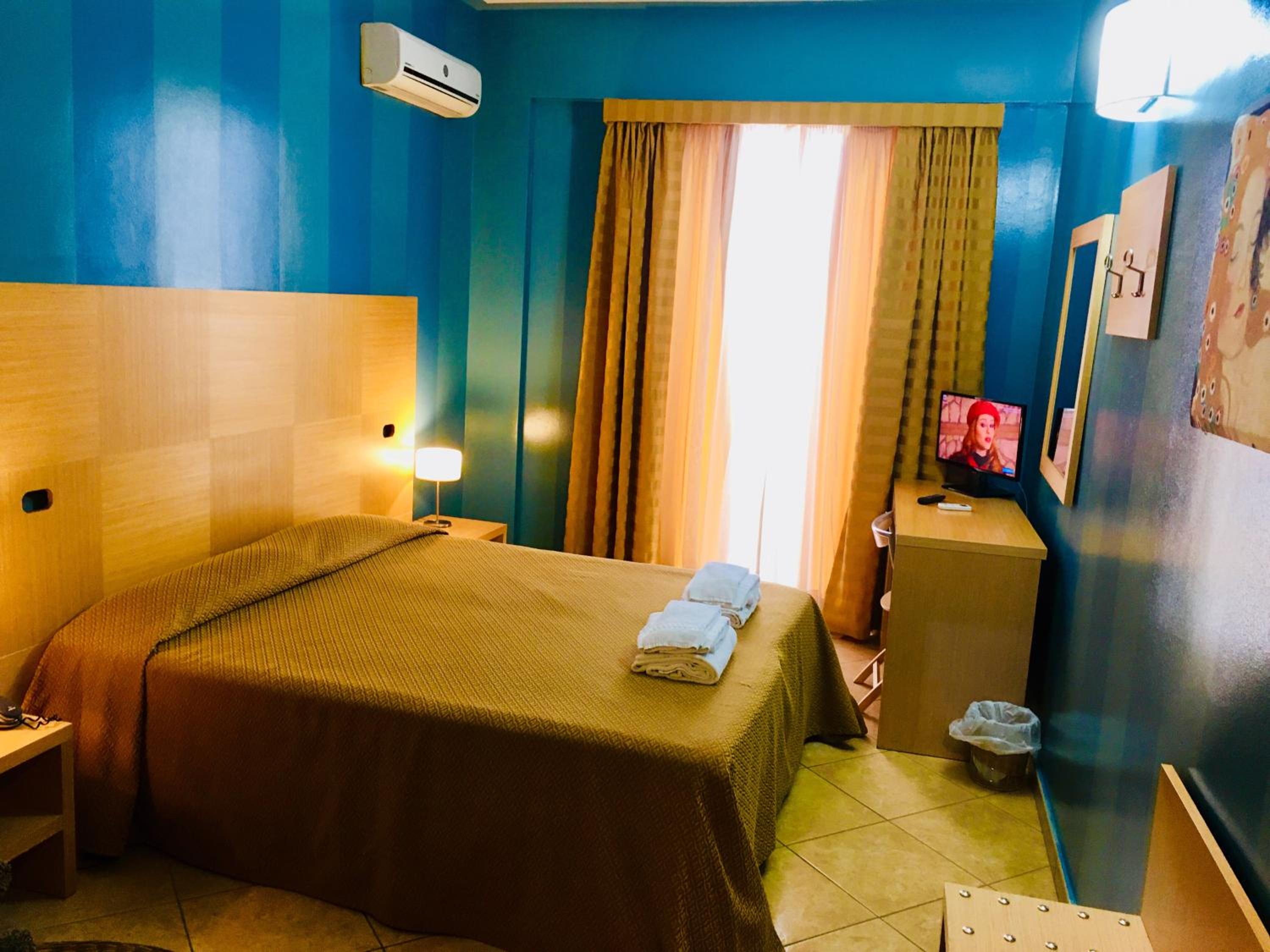 Double Room with Balcony - Photo 8