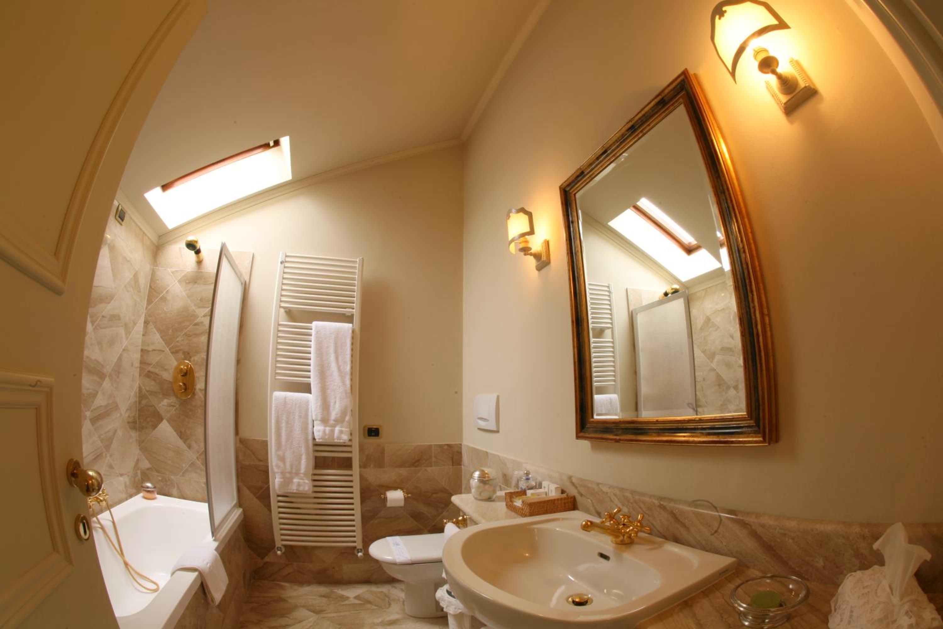 Double or Twin Room with Lake View - Split Level photo 2