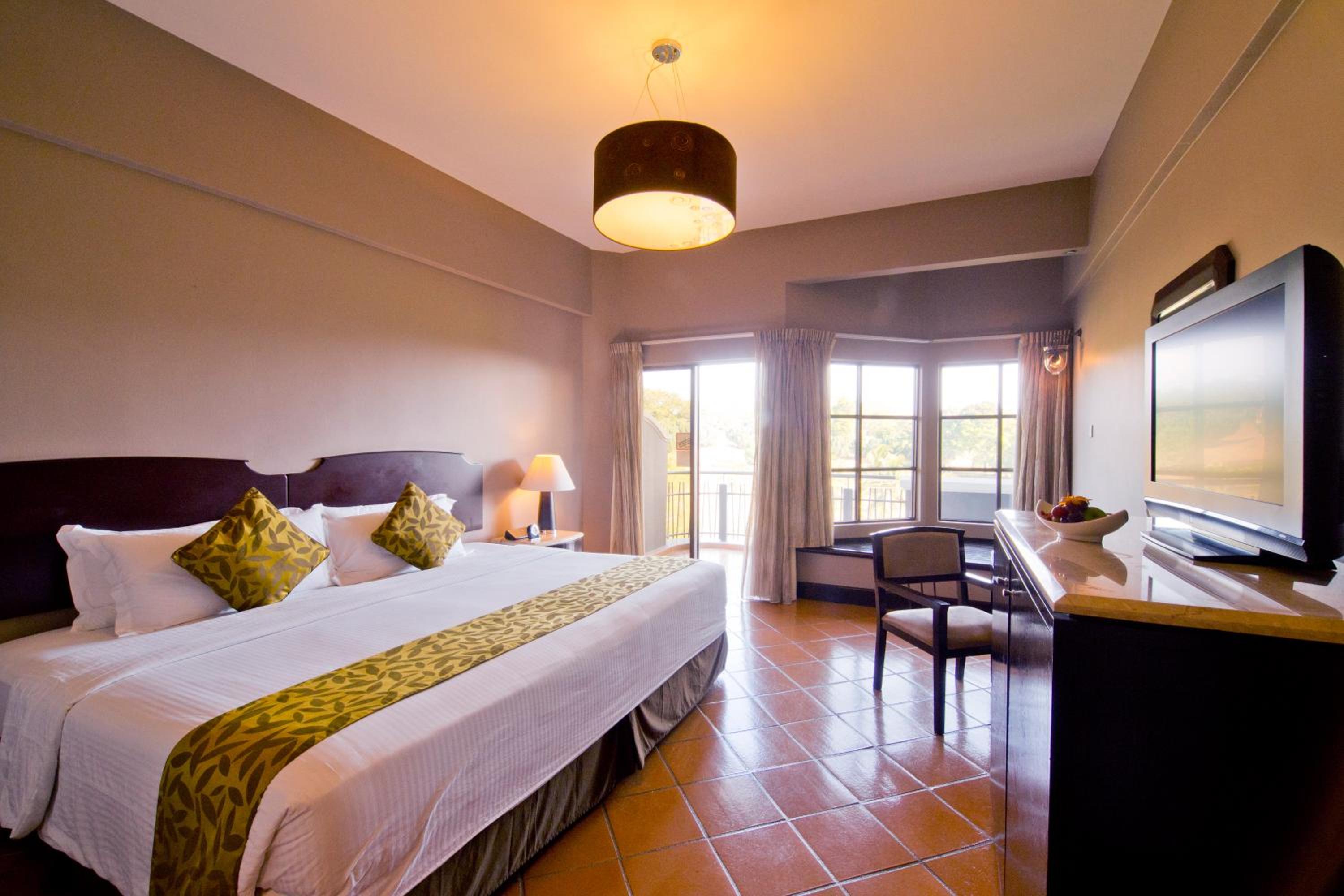 Deluxe King Room - Photo 2