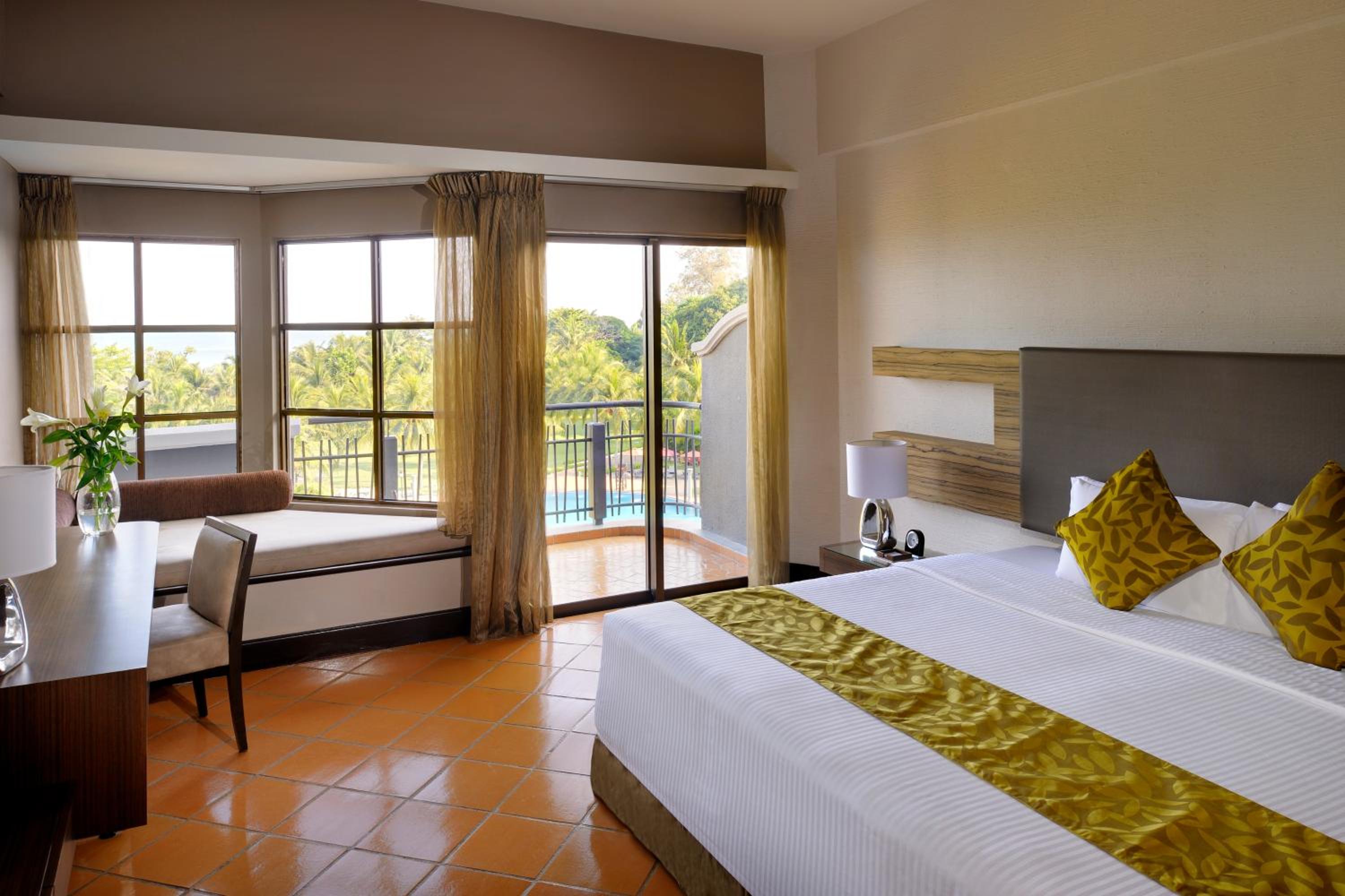 Deluxe Sea Front King Room - Photo 1