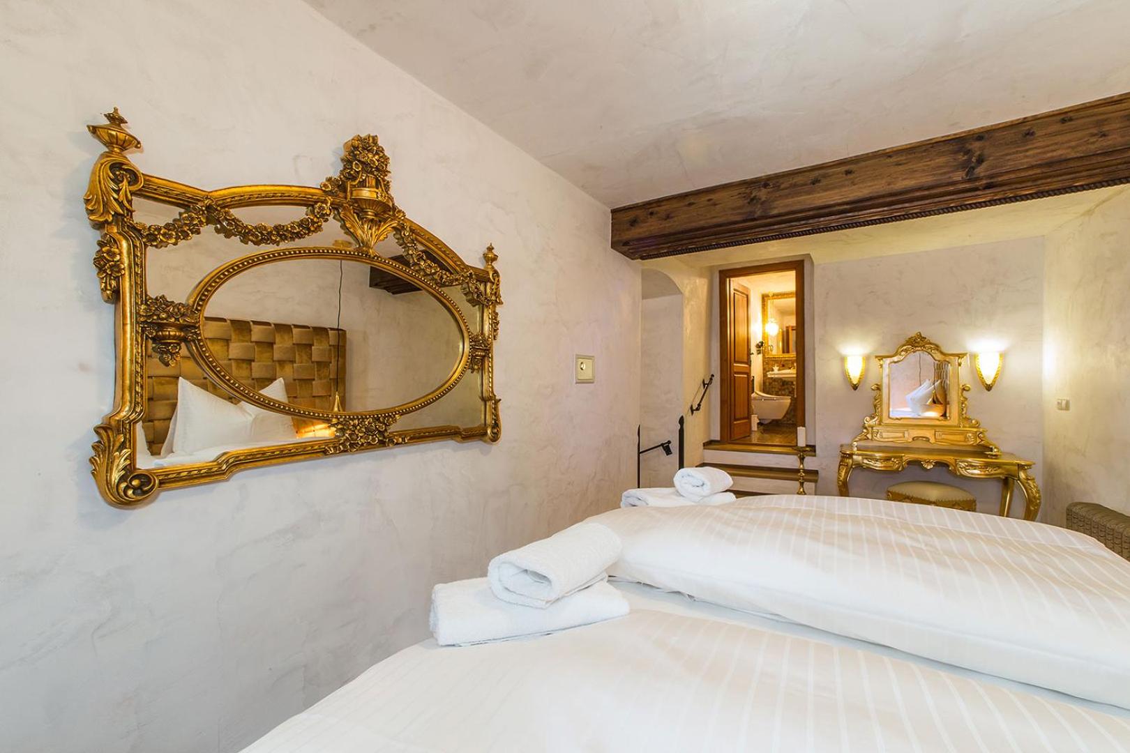 King Suite with Spa Bath and Balcony with Castle View - Photo 2