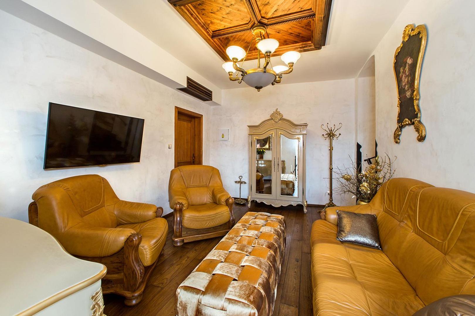 King Suite with Spa Bath and Balcony with Castle View - Photo 5