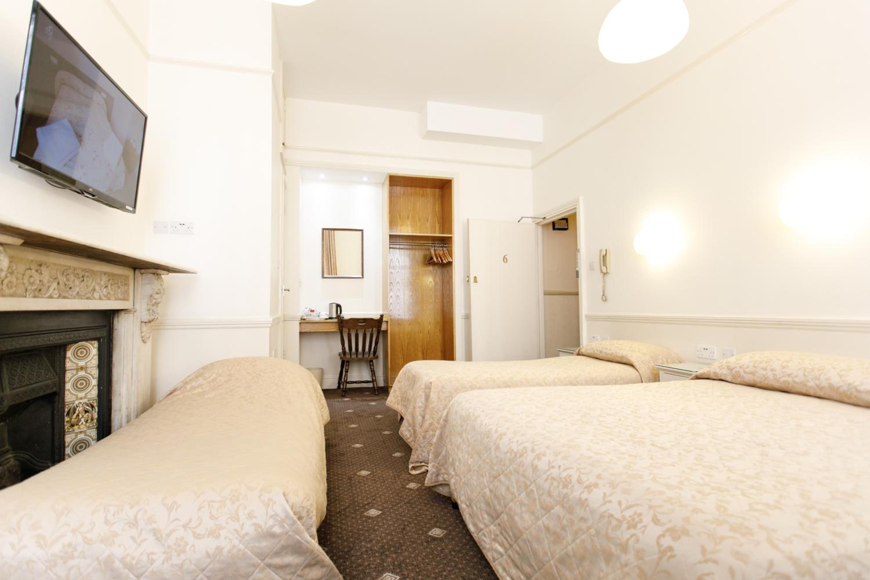 Quadruple Room with Bathroom photo 3