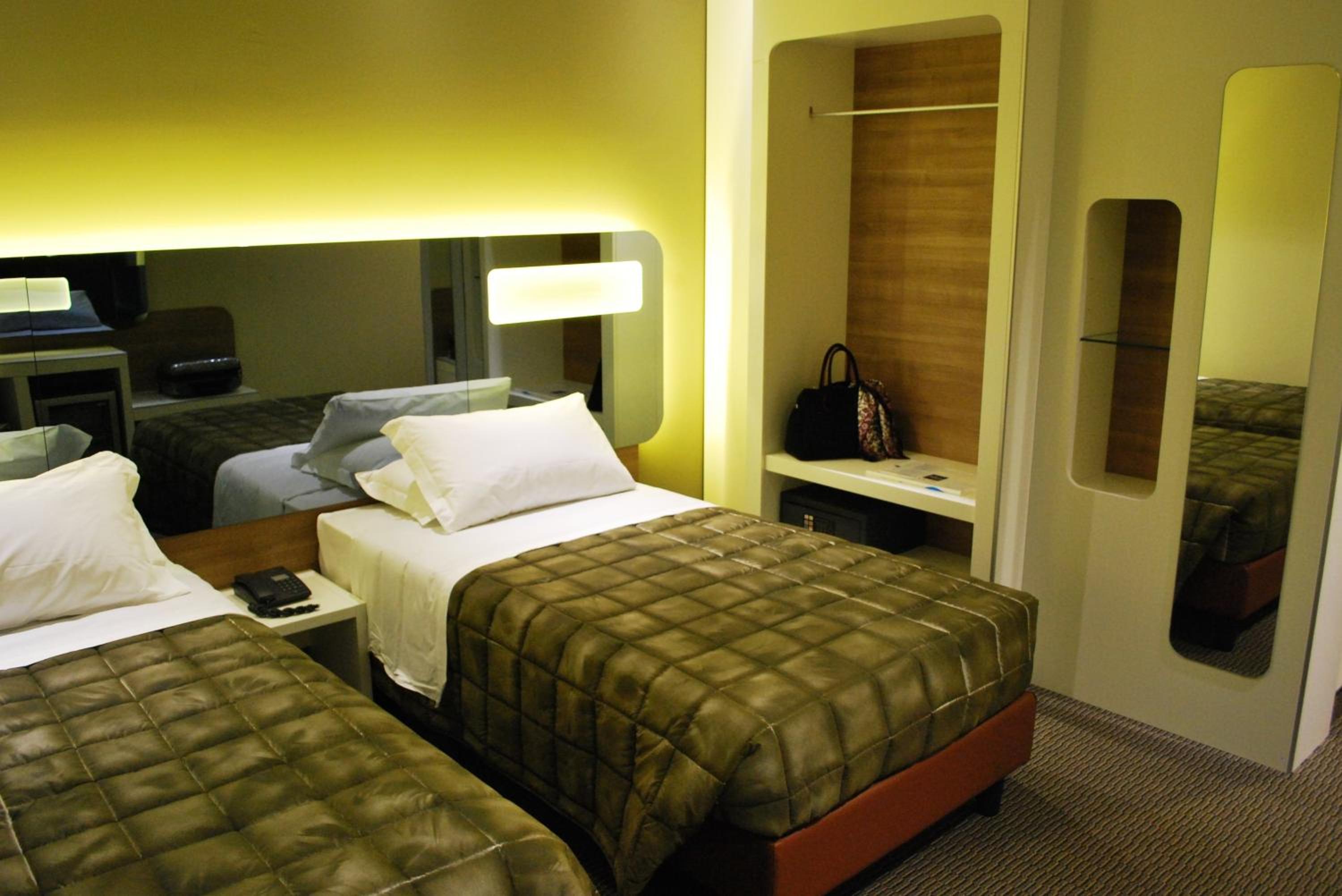 Twin Room - Photo 6
