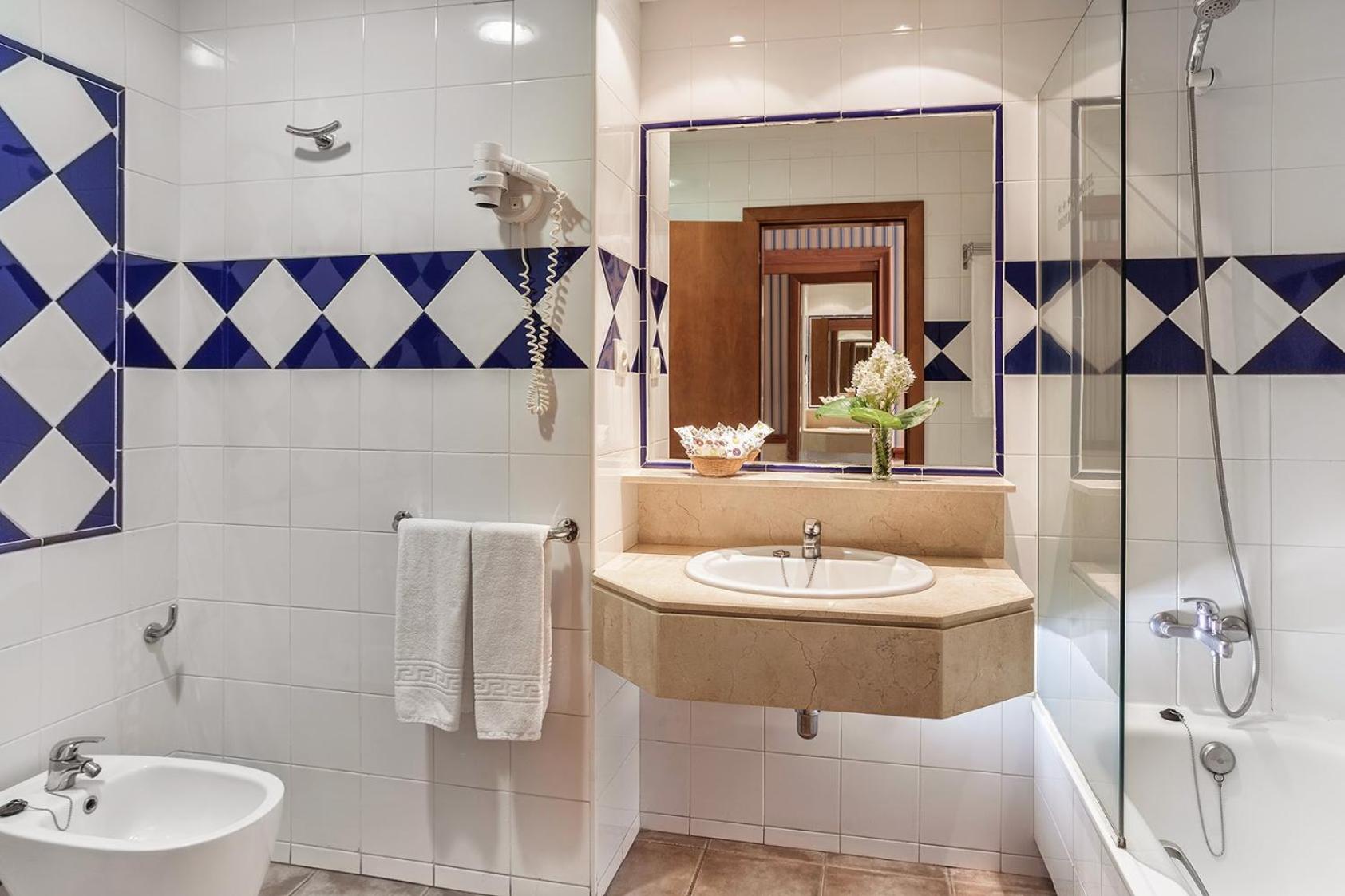 Double or Twin Room - Photo 6