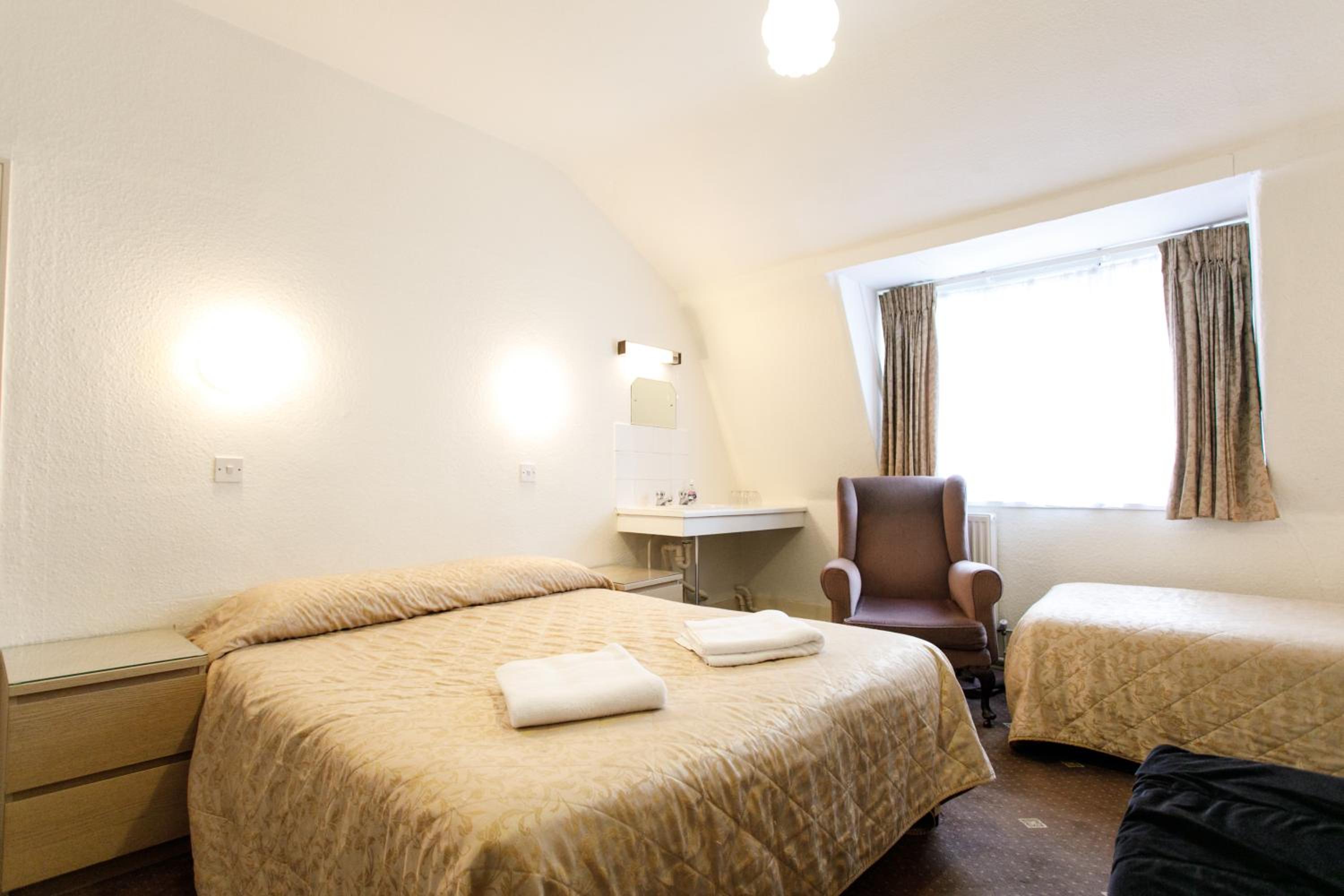 Quadruple Room with Shared Bathroom photo 3
