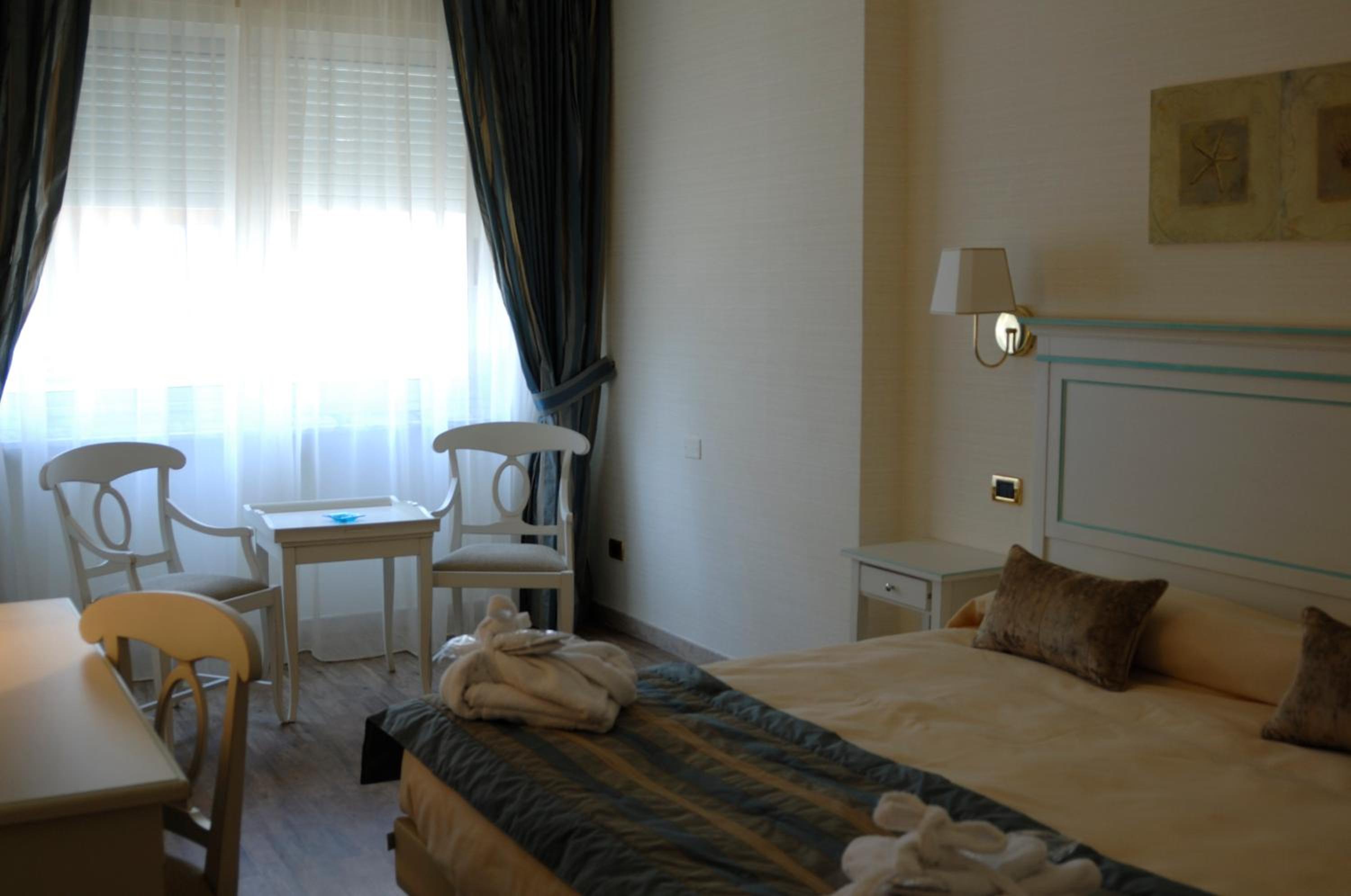 Superior Double or Twin Room - Photo 7