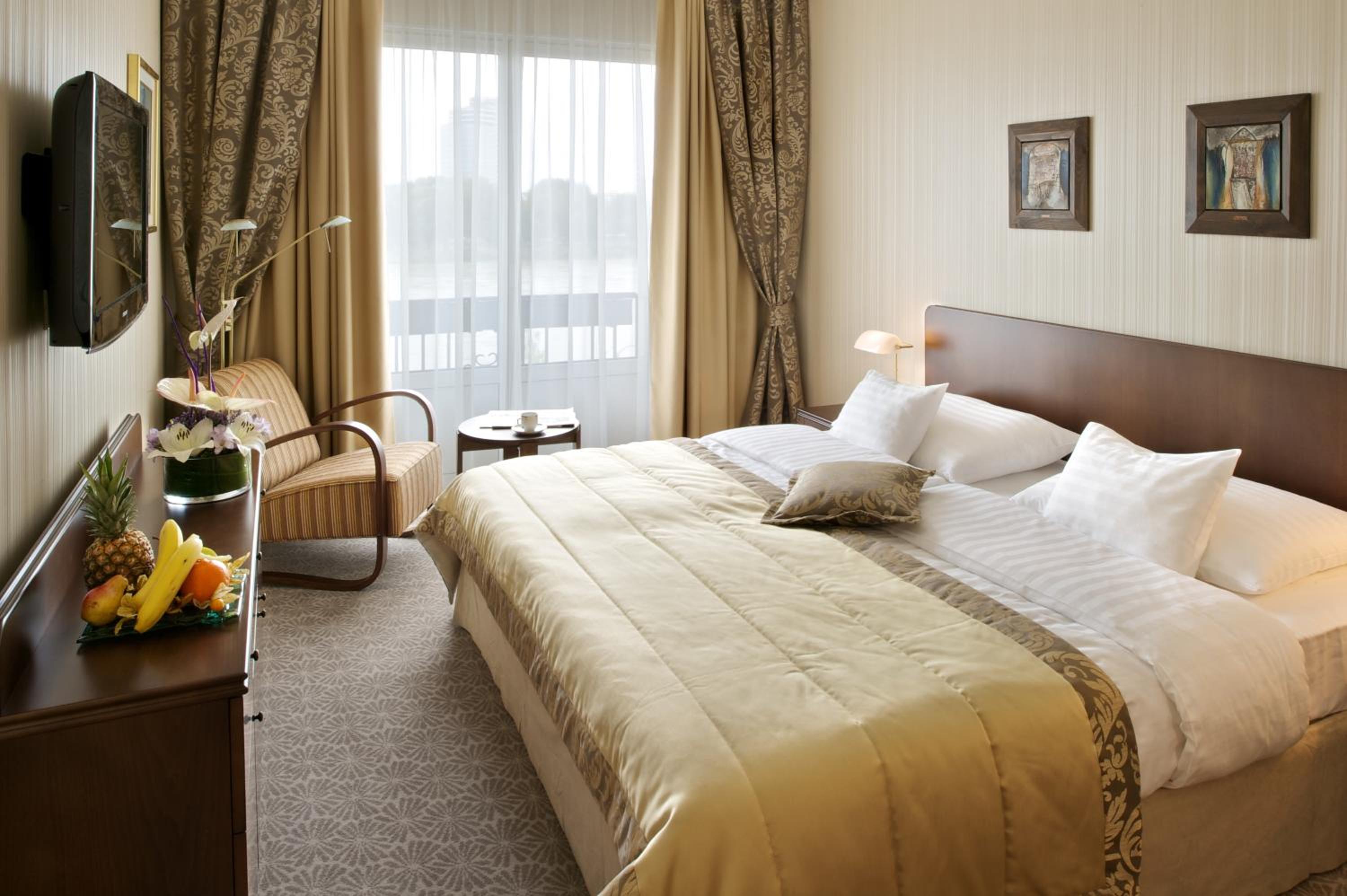Standard Double or Twin Room with River View - Photo 6