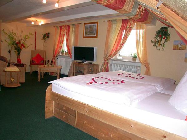 Large Double Room - Photo 1