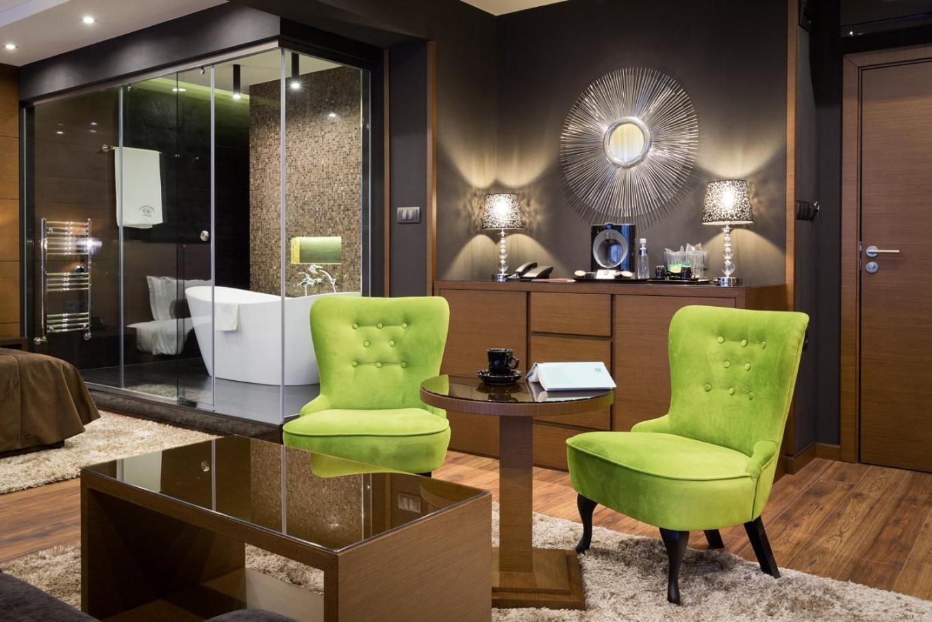 Deluxe King Suite photo 3