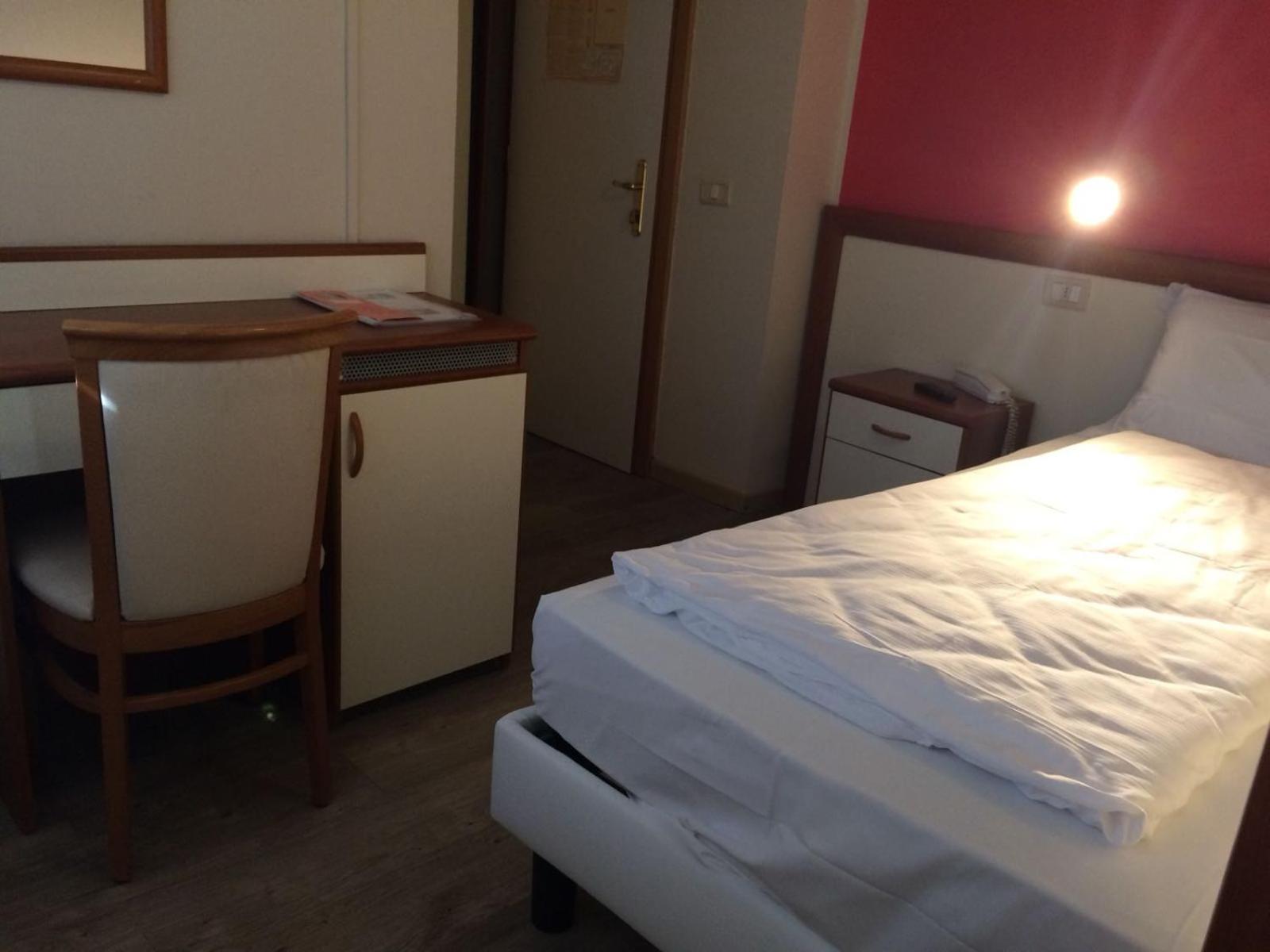 Standard Double Room - Photo 3