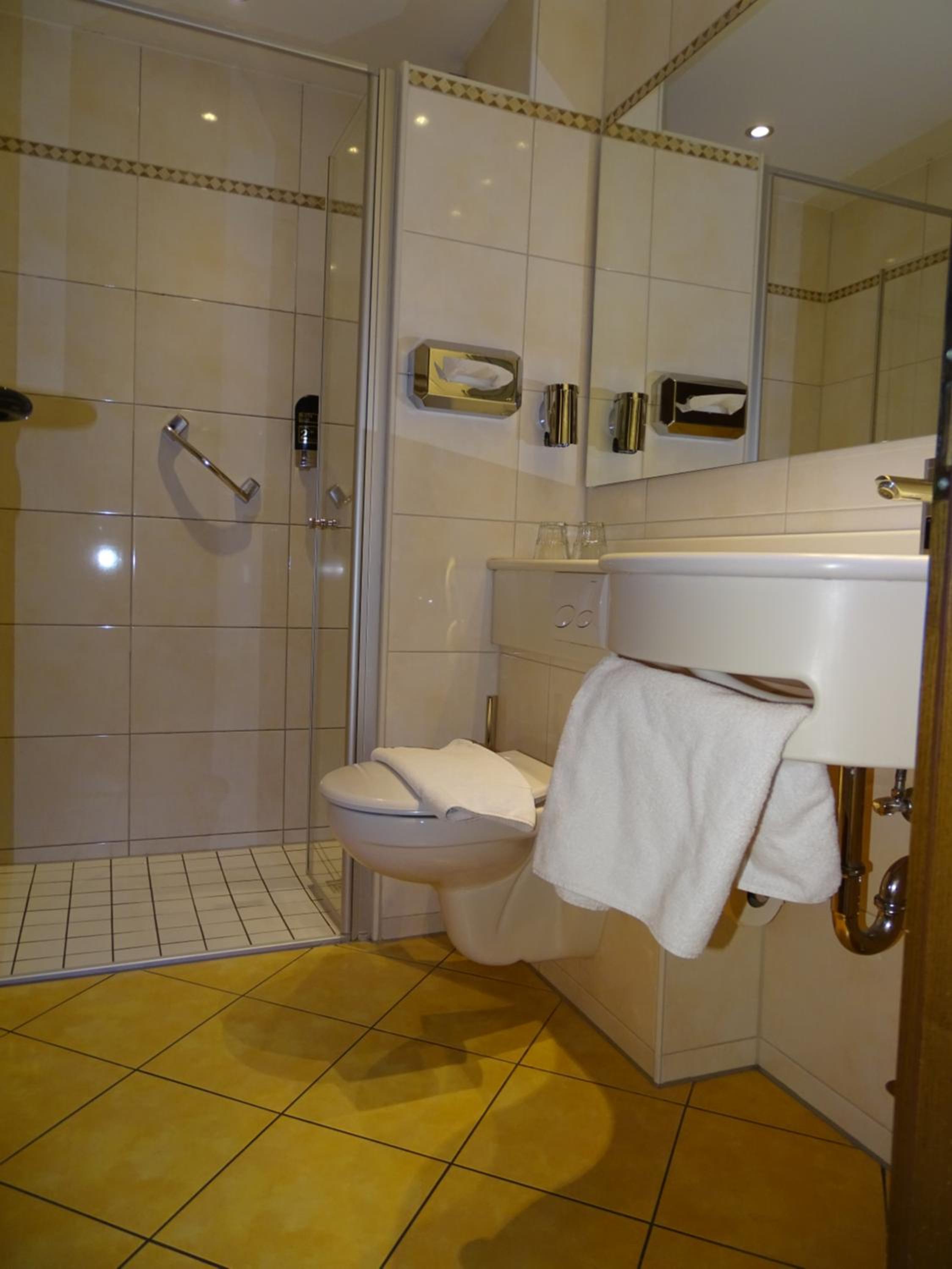 Economy Double Room With French Bed - Photo 8