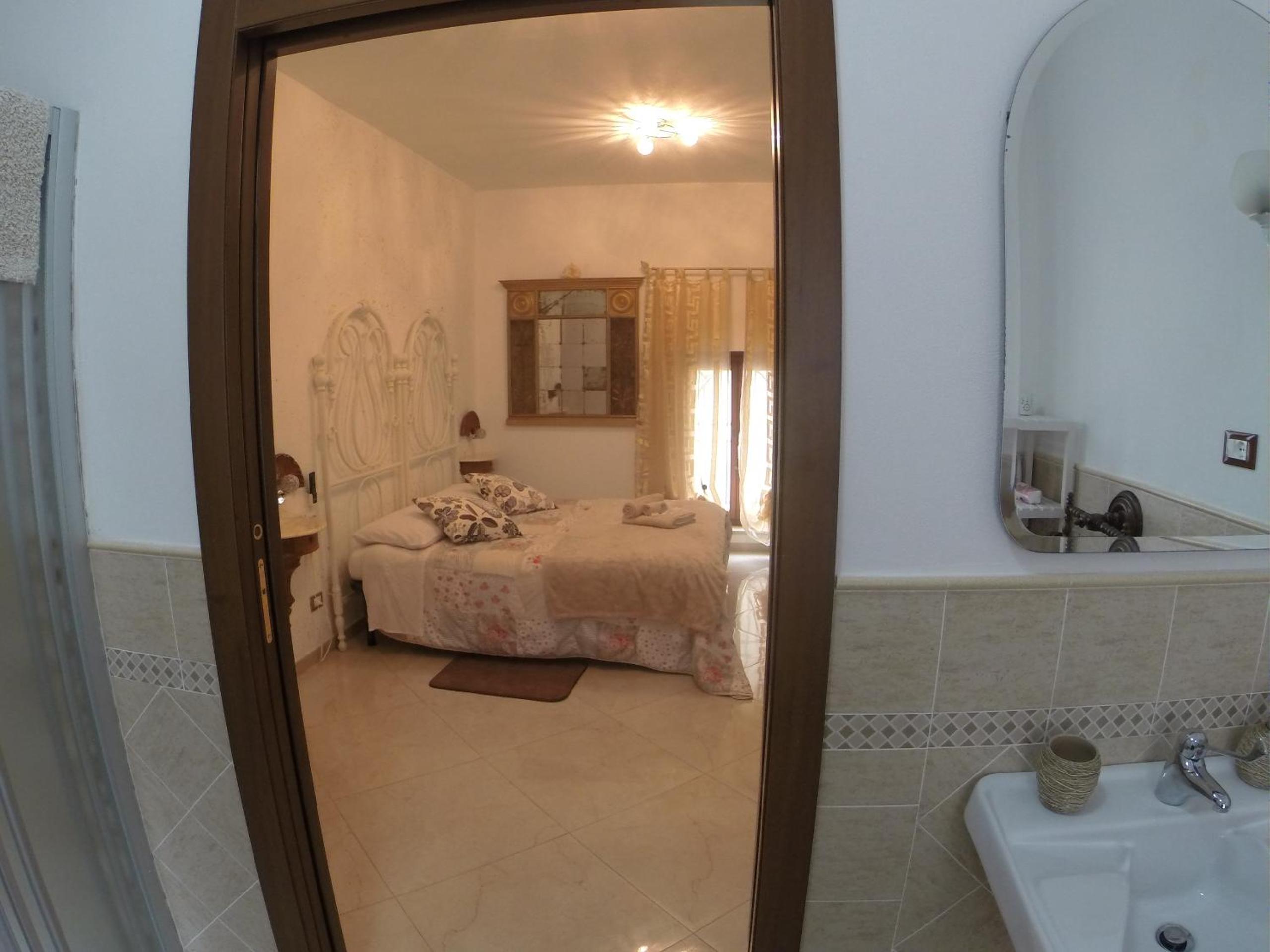 King Room with Roll-In Shower - Disability Access - Photo 8