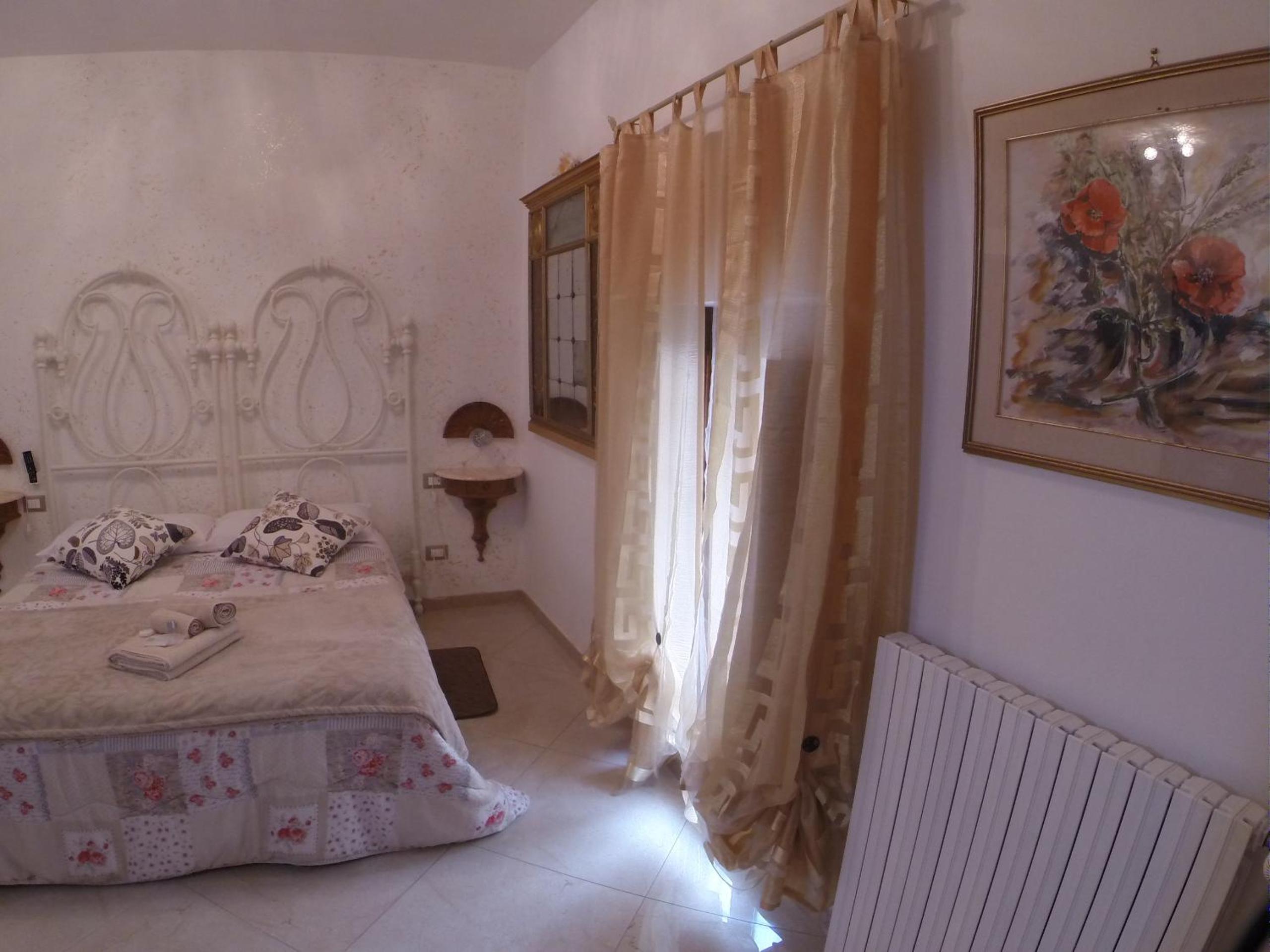 King Room with Roll-In Shower - Disability Access - Photo 9