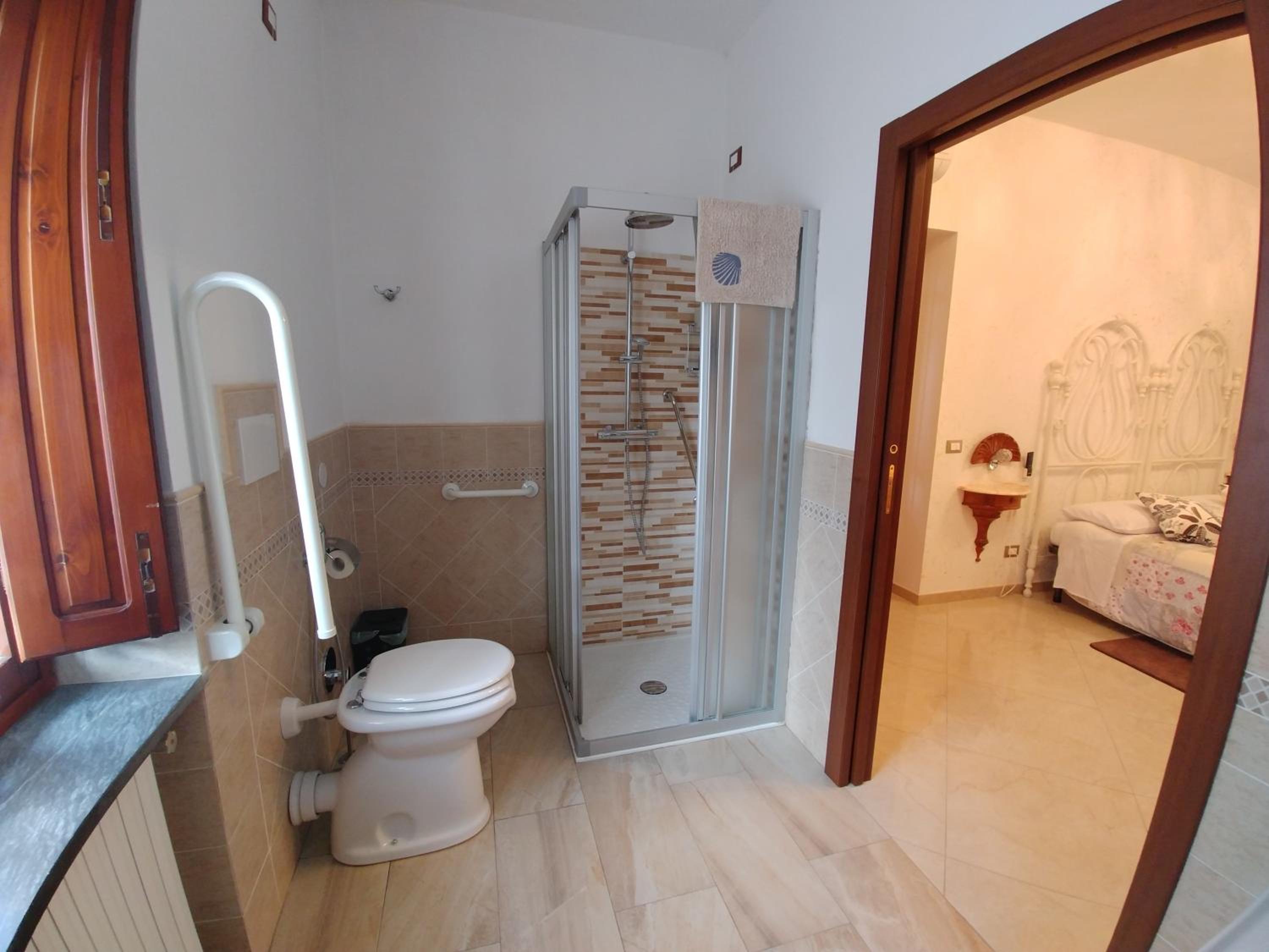 King Room with Roll-In Shower - Disability Access - Photo 12