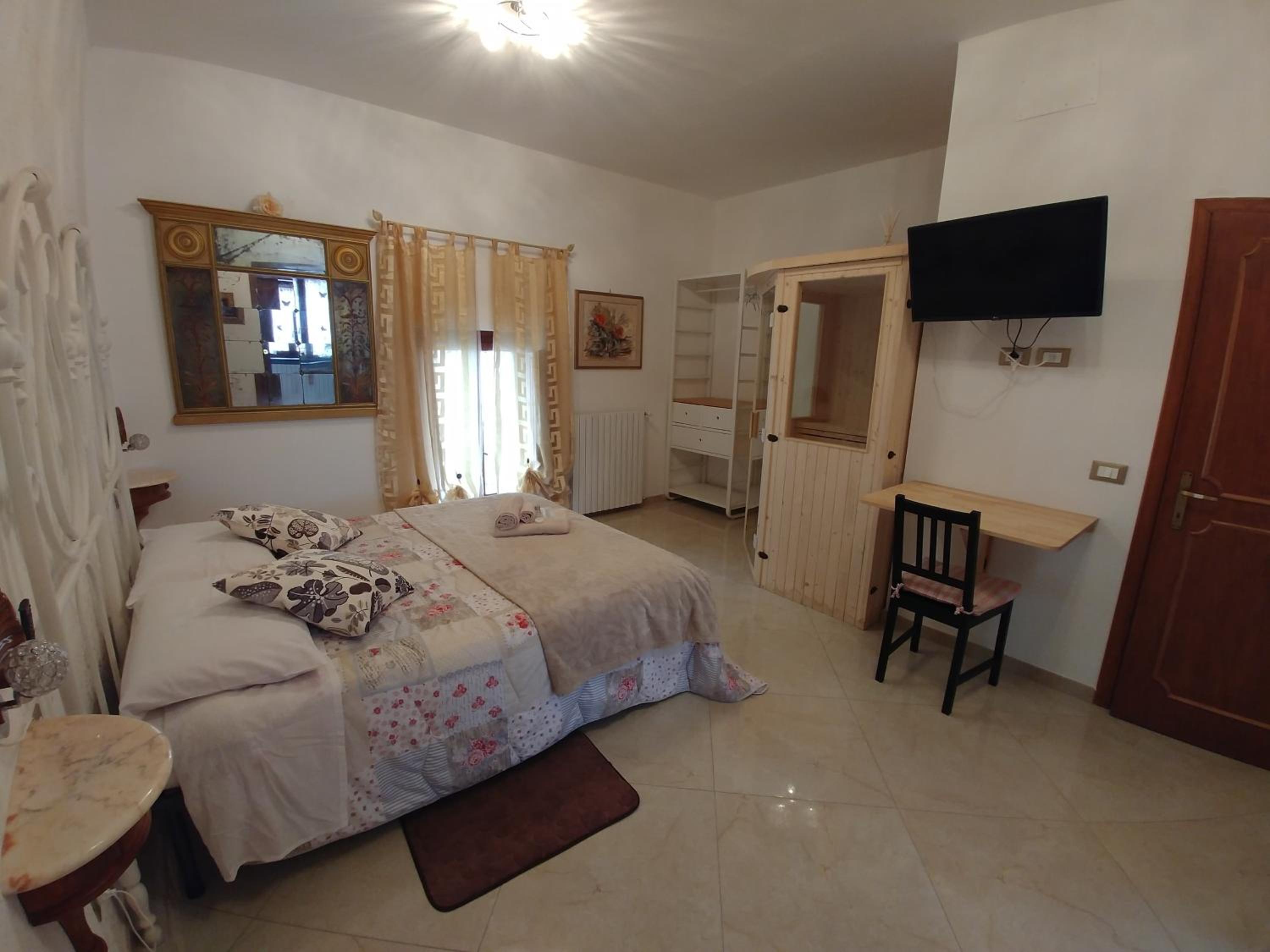 King Room with Roll-In Shower - Disability Access - Photo 14