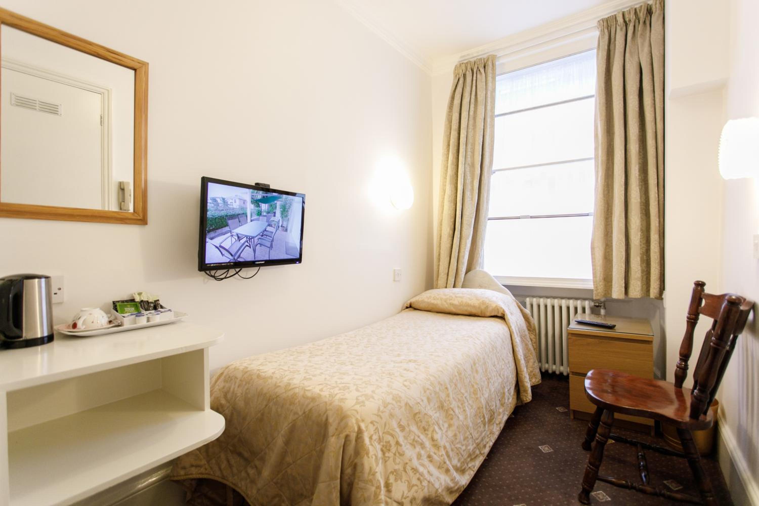 Single Room with Bathroom photo 2