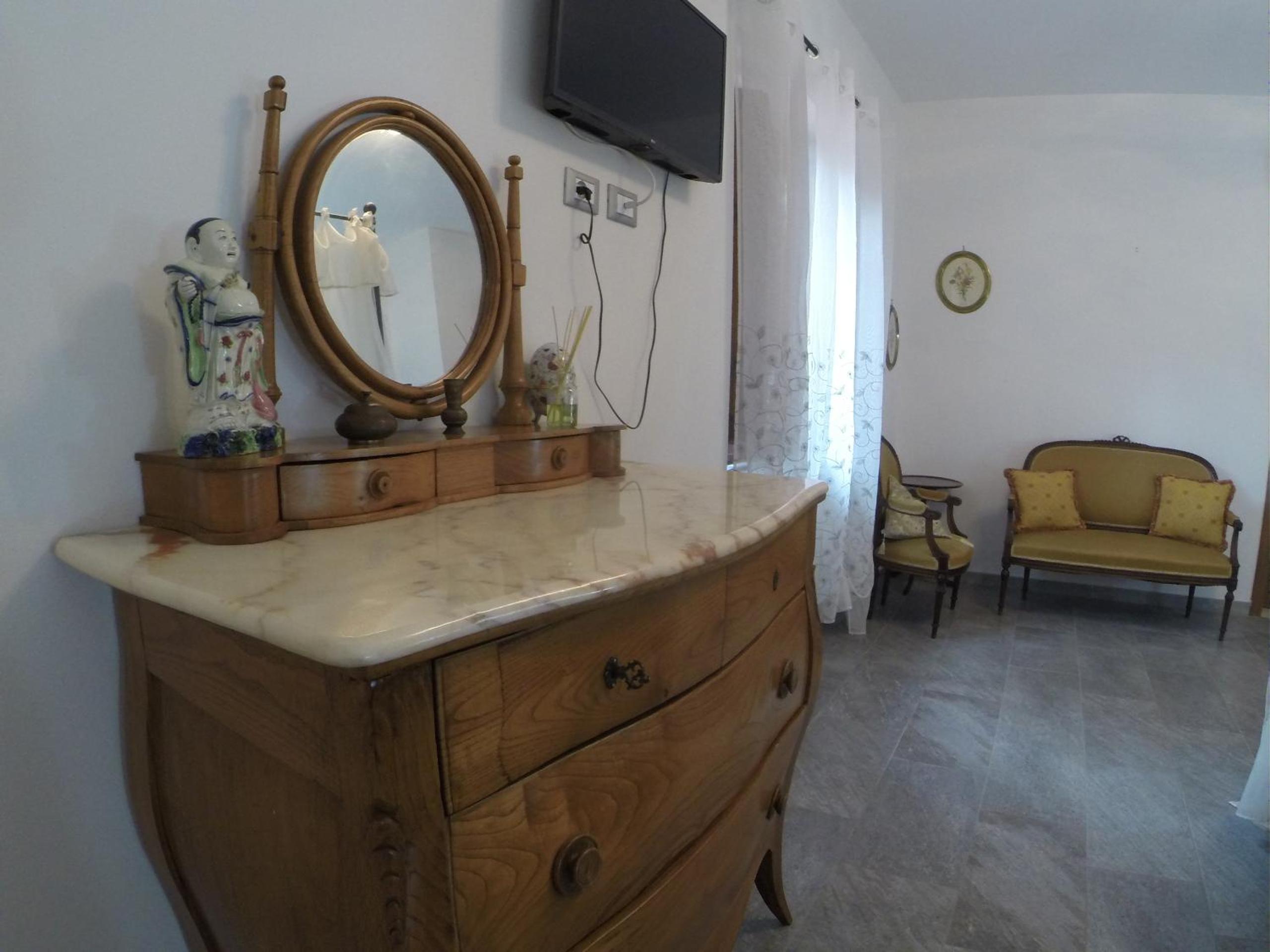 Family Room with Private Bathroom - Photo 2