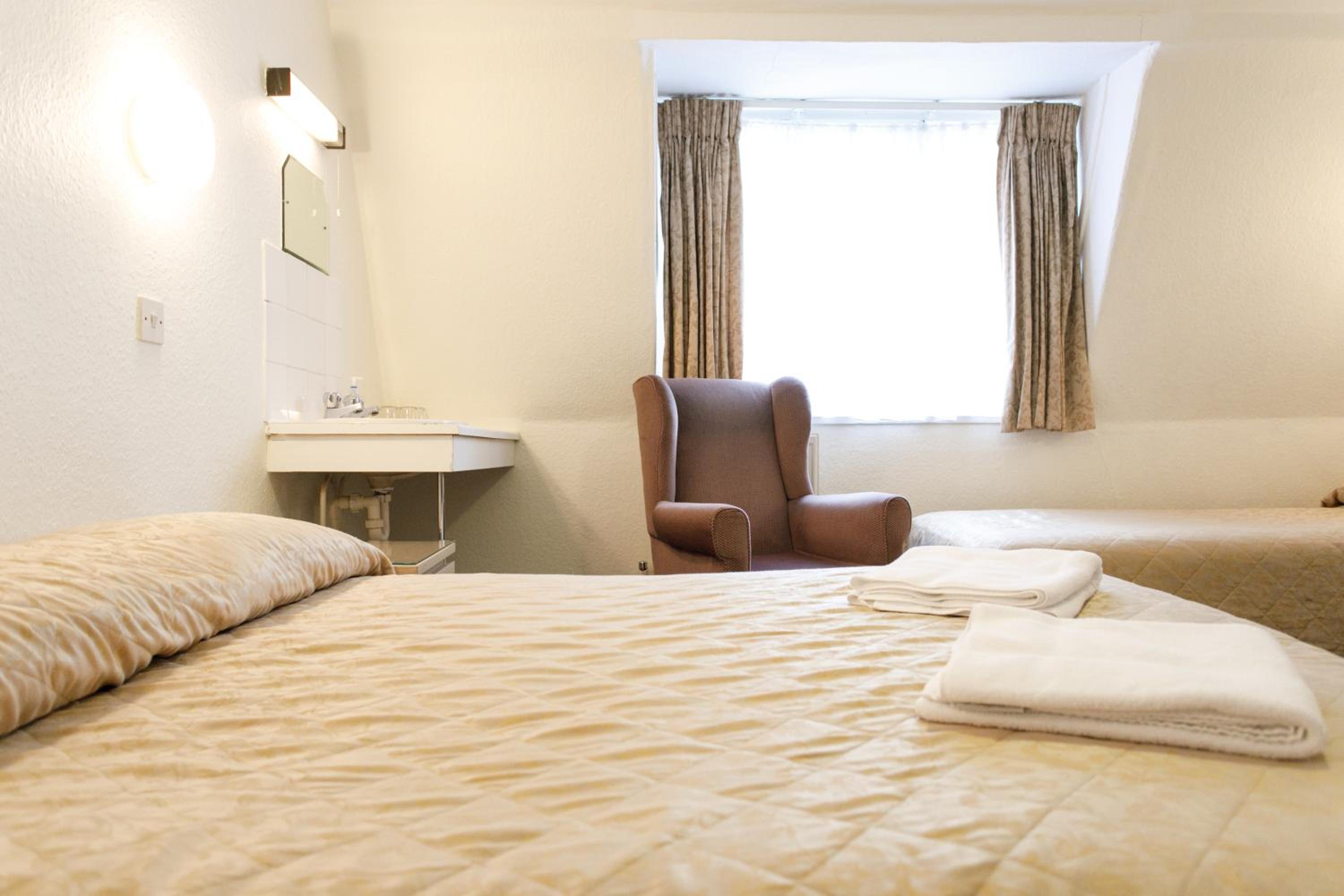 Quadruple Room with Shared Bathroom photo 2